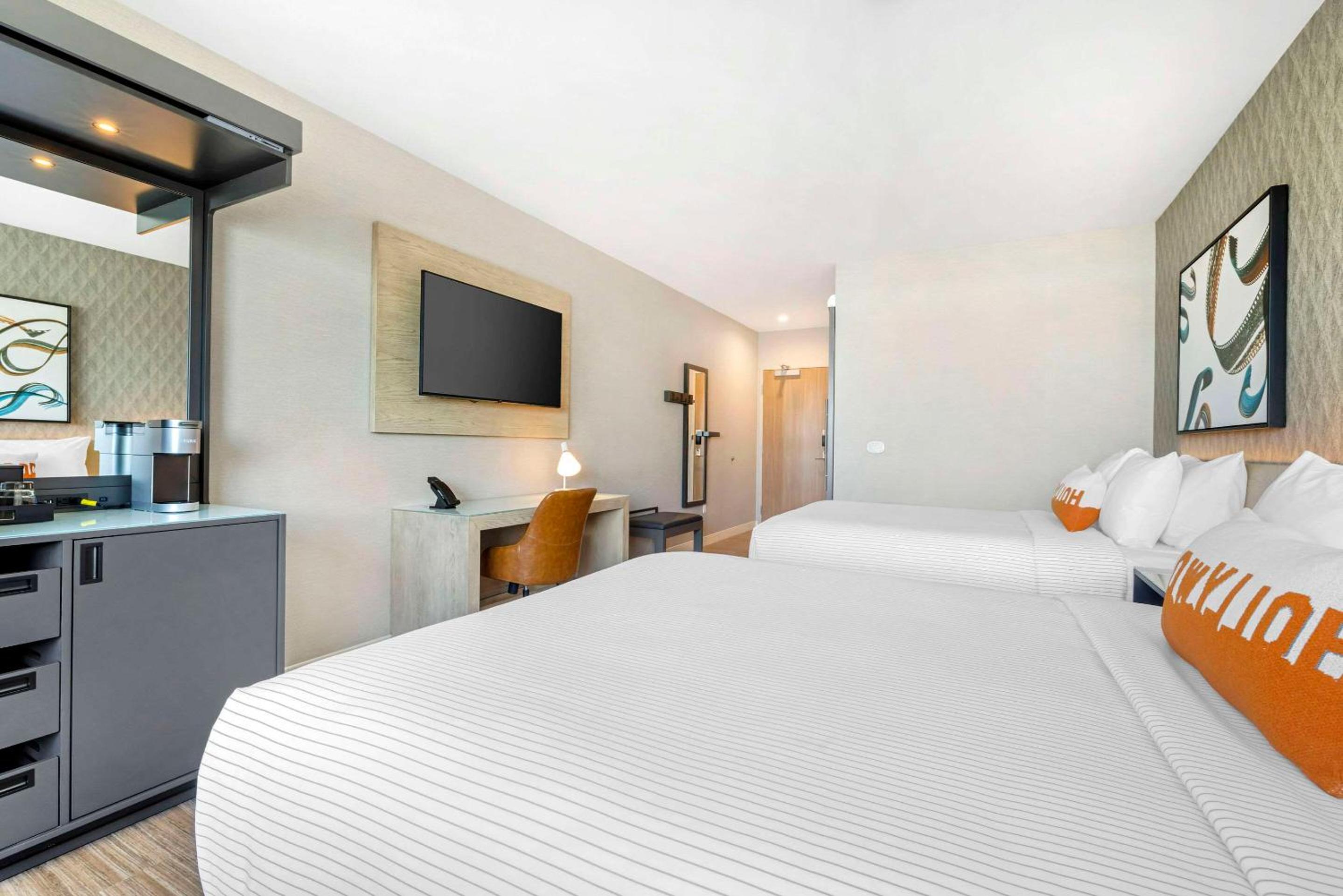 Queen Room with Two Queen Beds -Non-Smoking - Photo 3