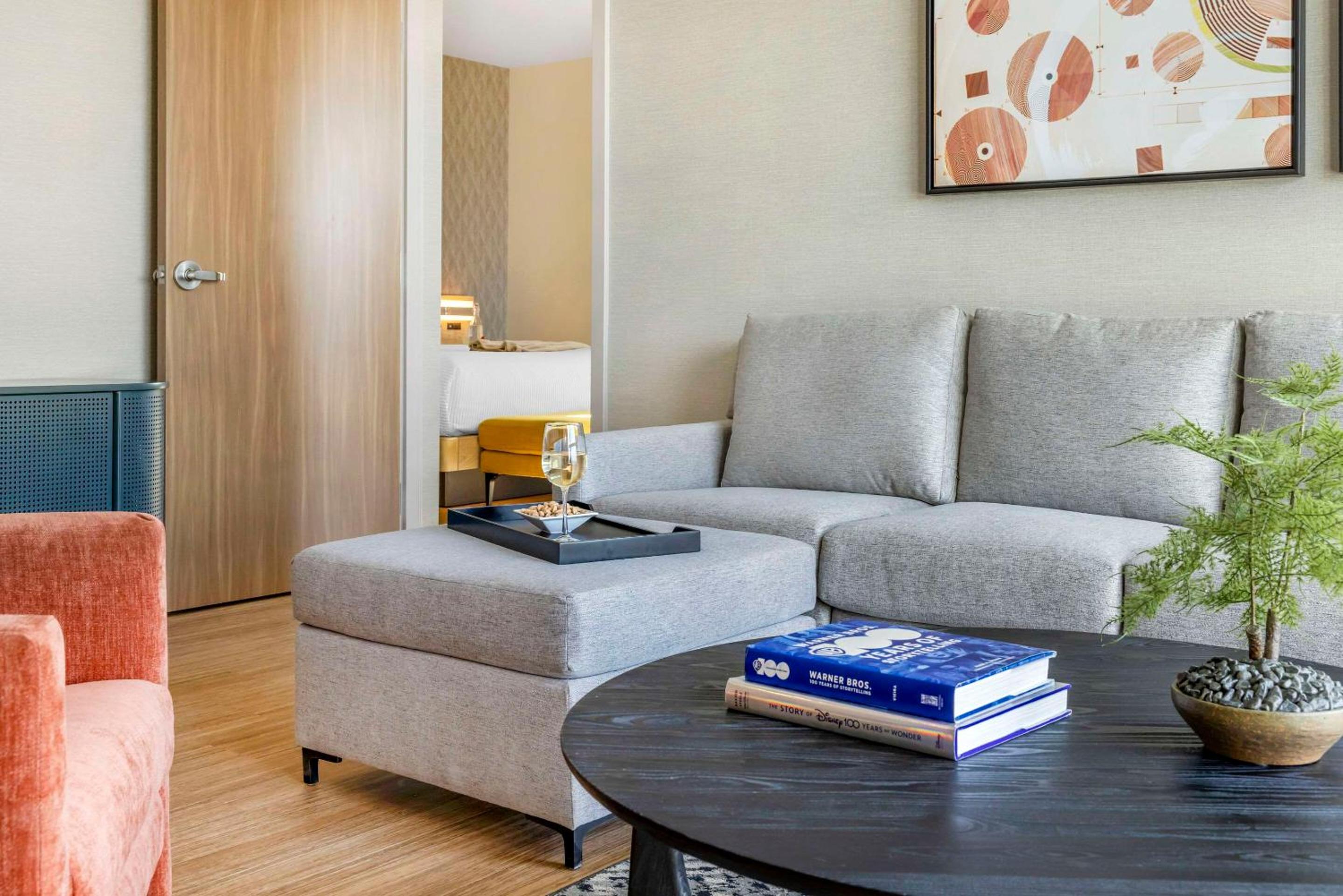 King Suite with Sofa - Non Smoking - Photo 5