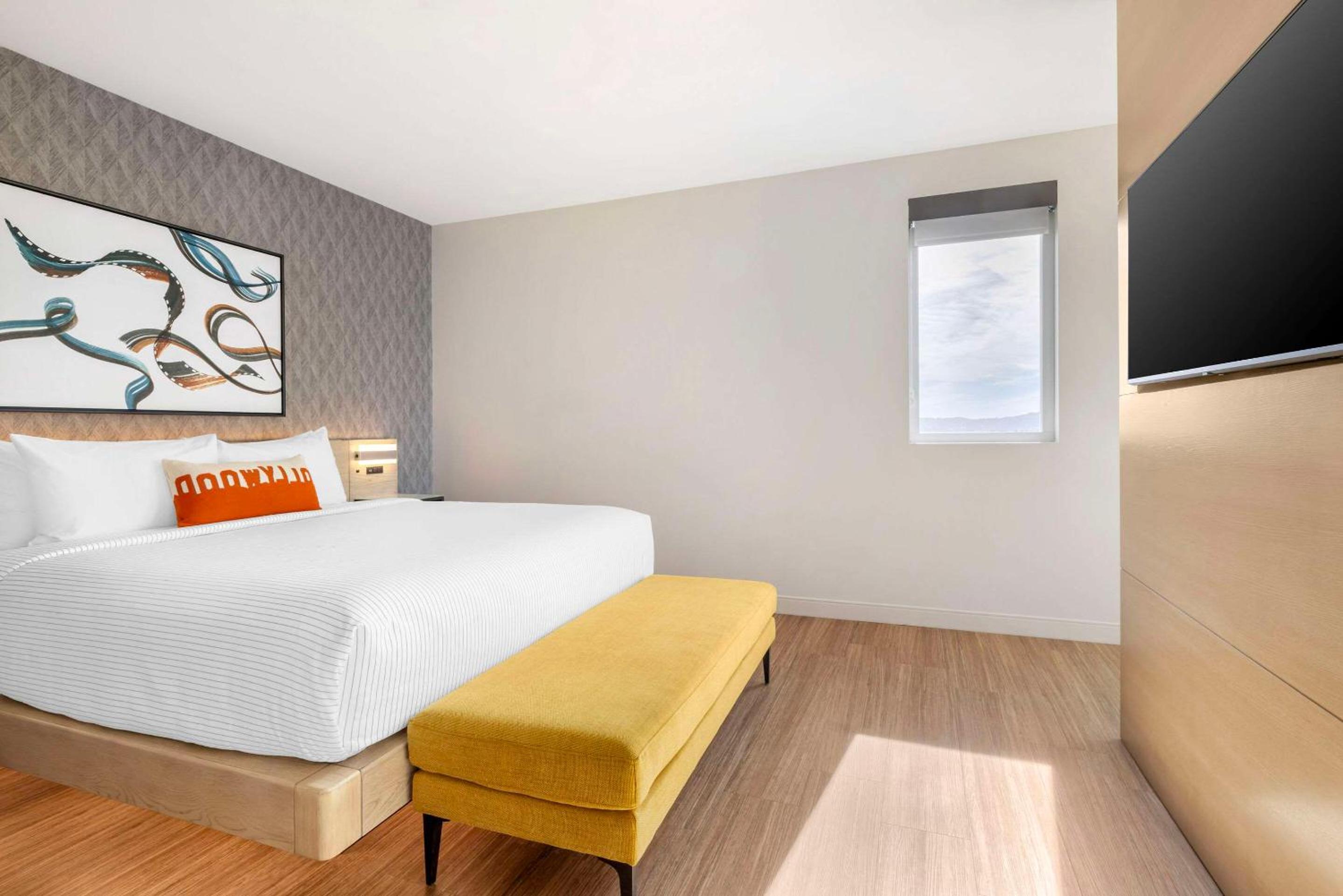 King Suite with Sofa - Non Smoking - Photo 4