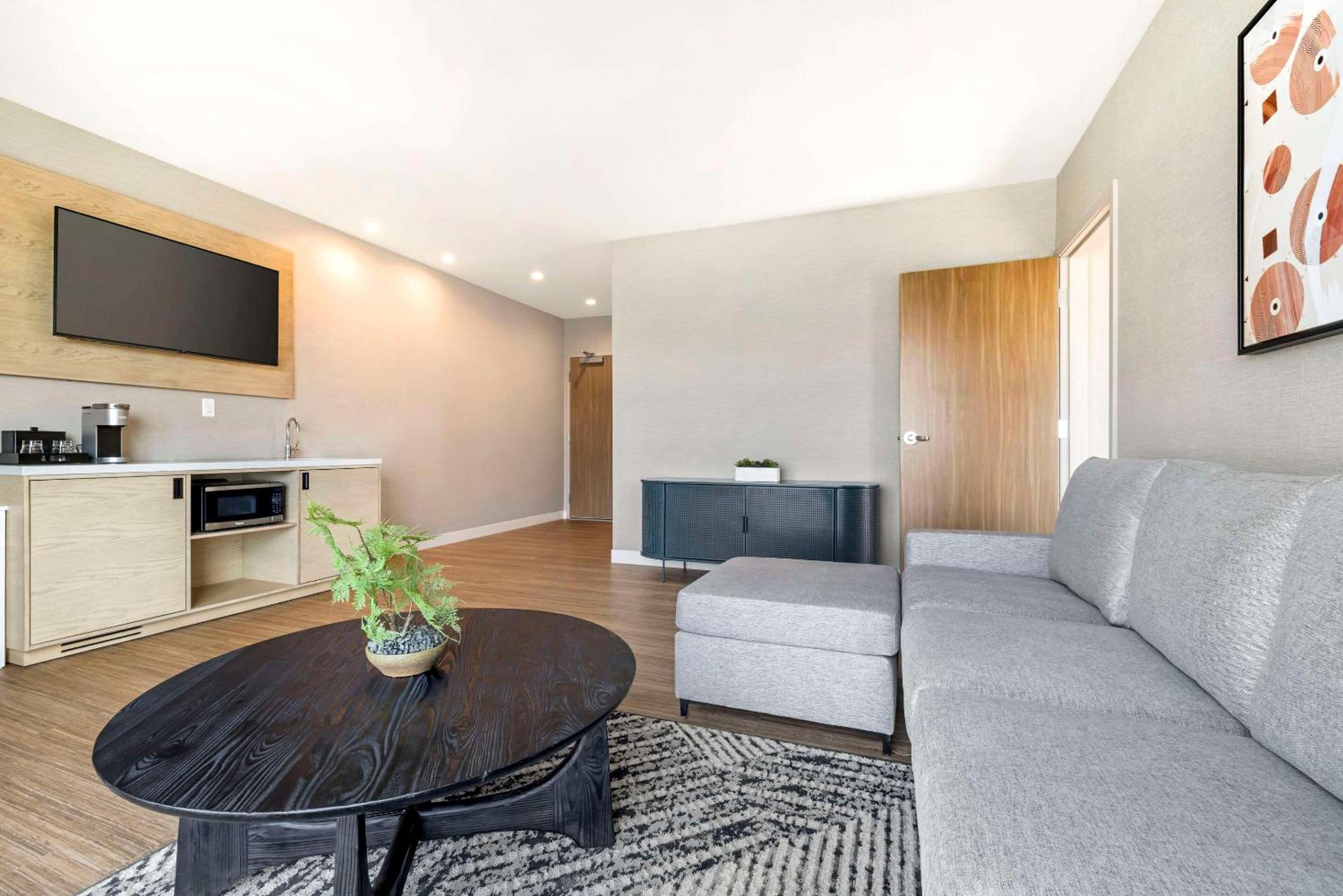 King Suite with Sofa - Non Smoking - Photo 6
