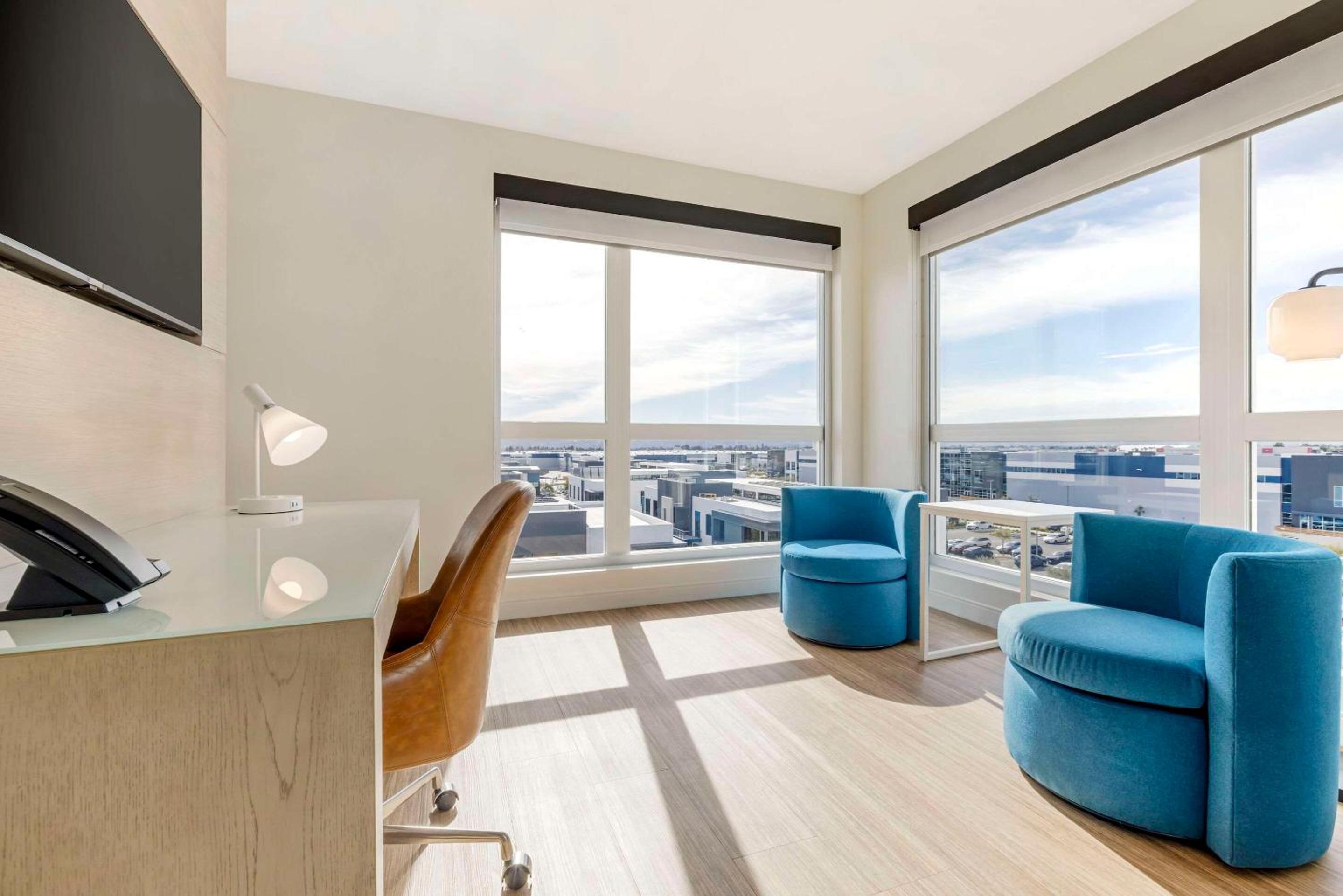 King Suite with Sofa - Non Smoking - Photo 8