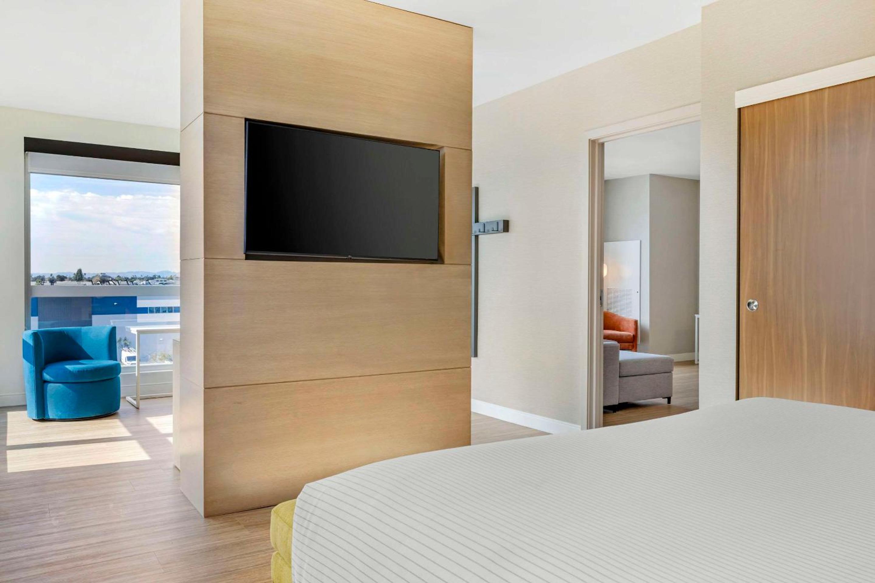 King Suite with Sofa - Non Smoking - Photo 9