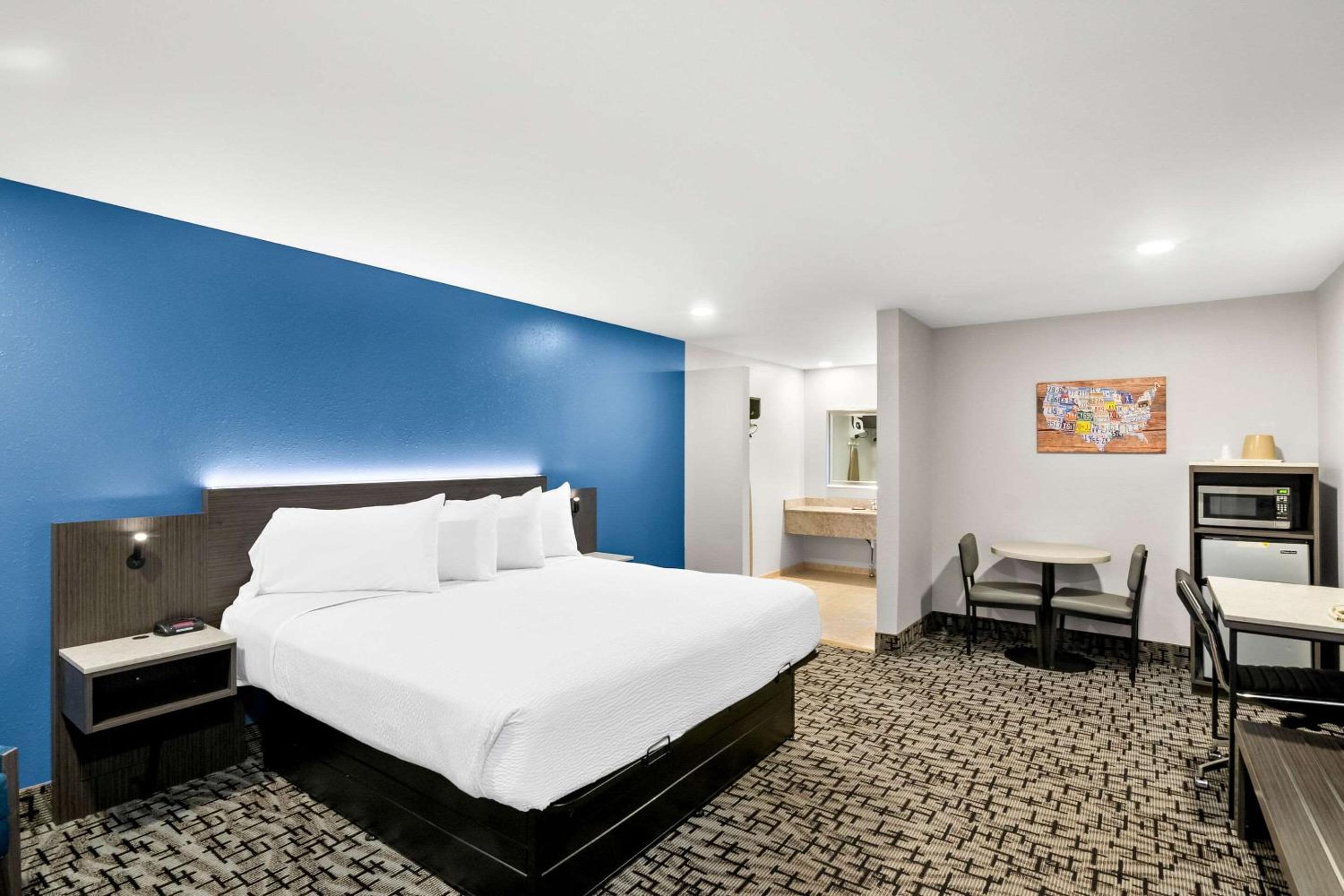 King Room - Non Smoking/Exterior Hall - Photo 2