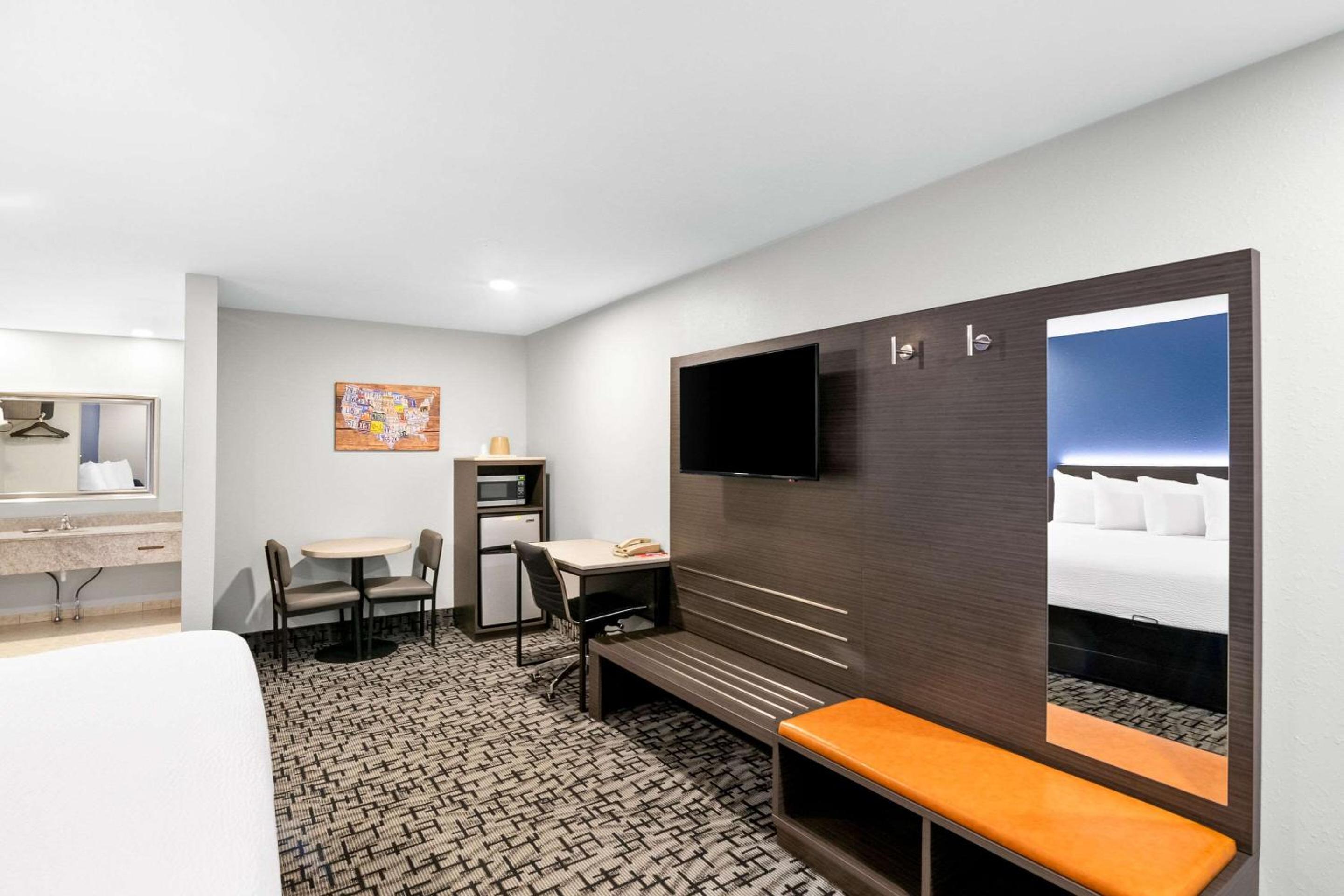 King Room - Non Smoking/Exterior Hall - Photo 1