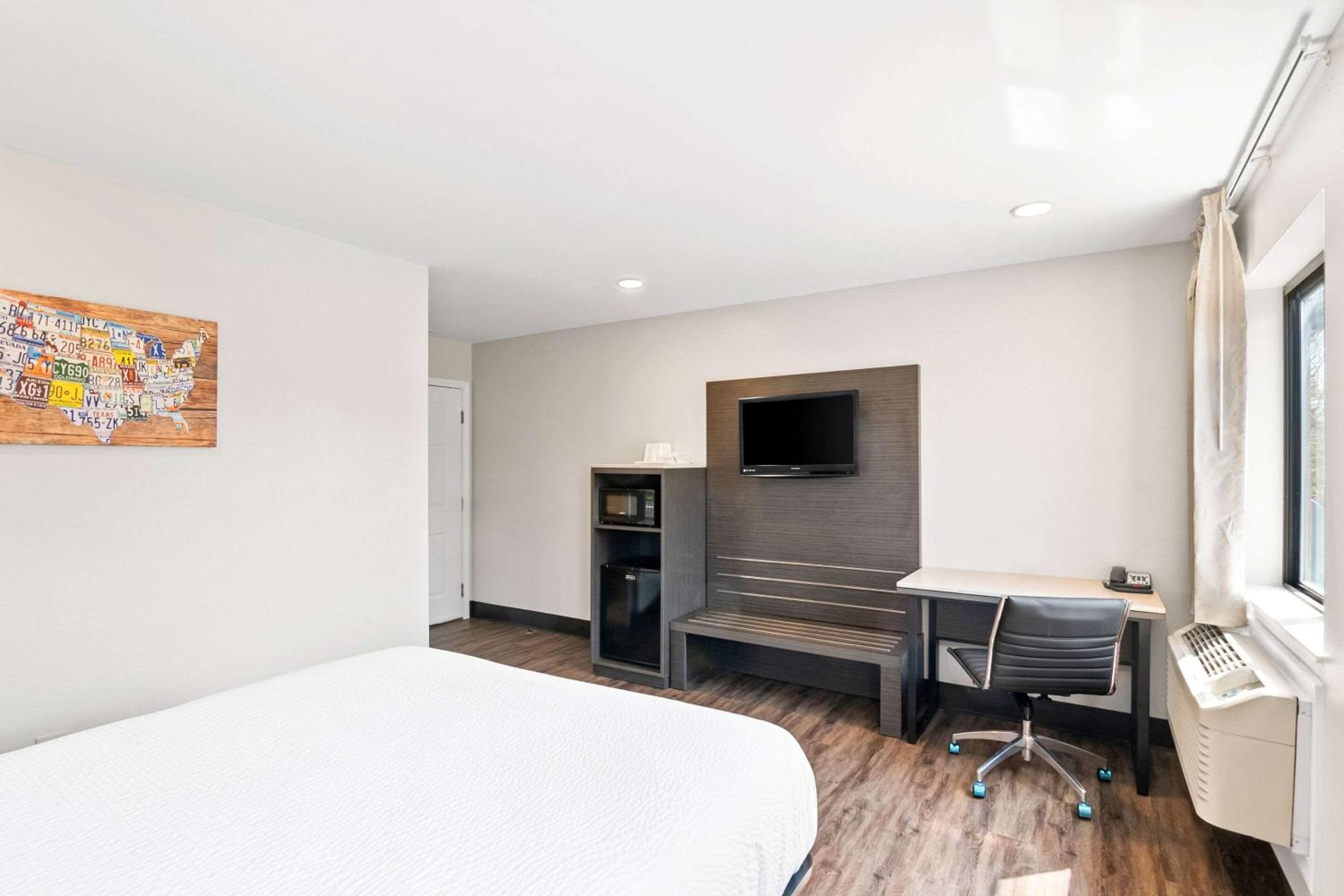 Queen Room - Non Smoking/Exterior Hall - Photo 2