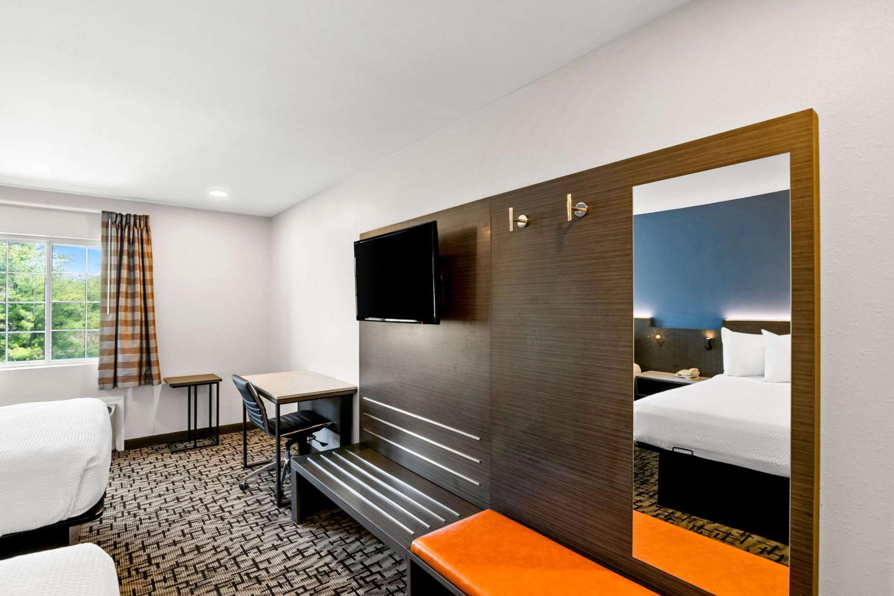 Queen Room with Two Queen Beds - Photo 5