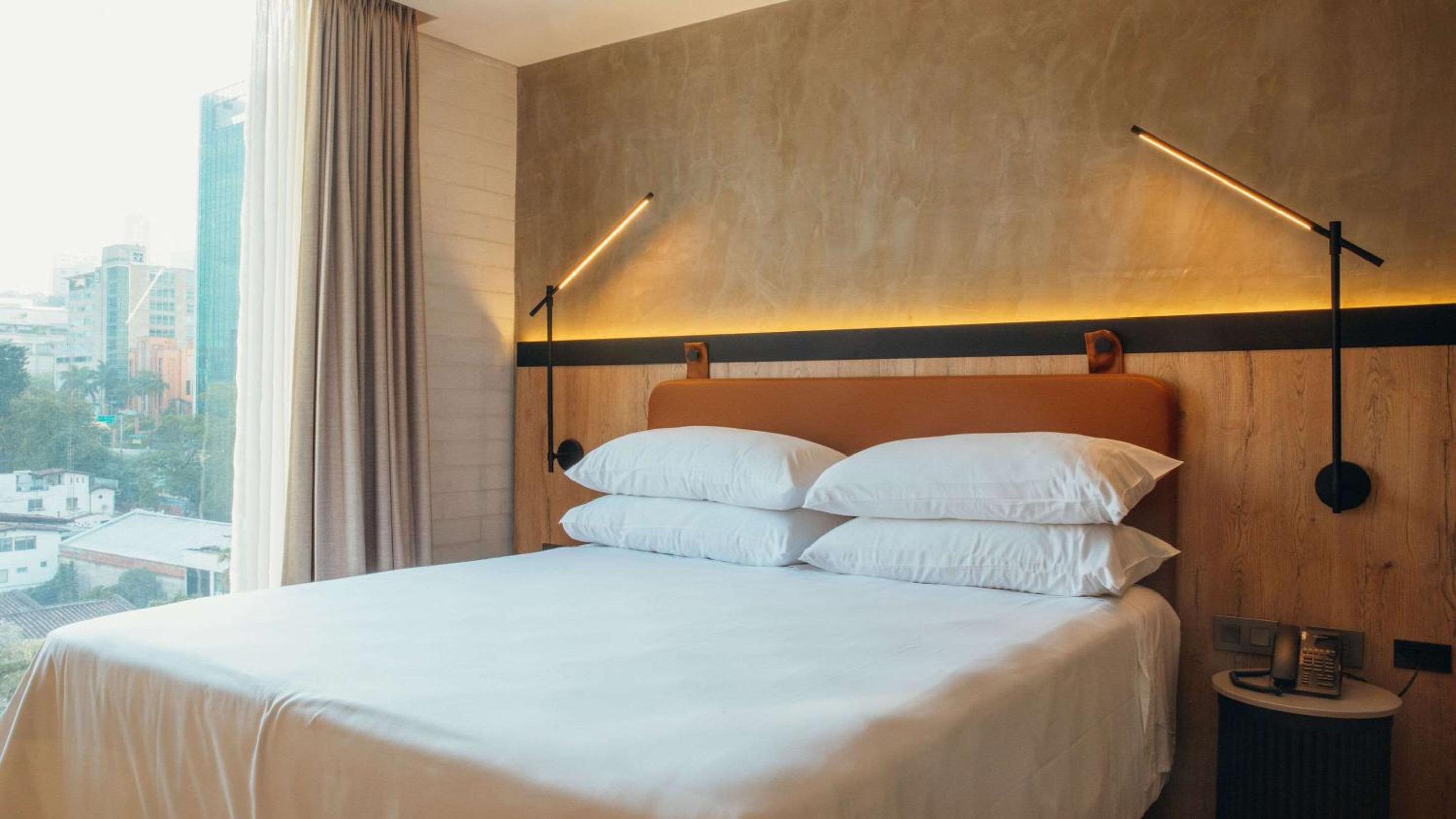 1 King Bed photo 3