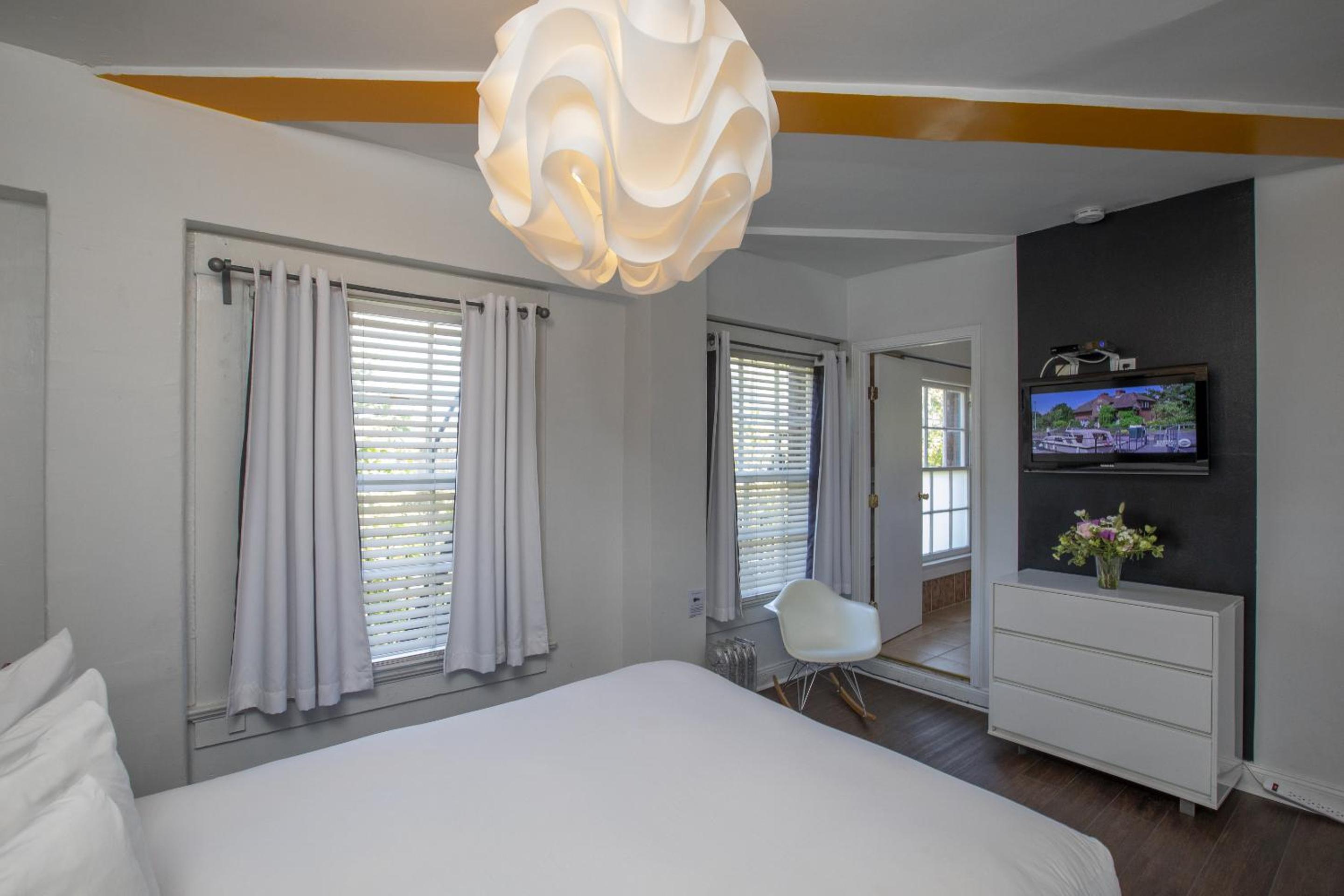 Deluxe Queen Room - Photo 17