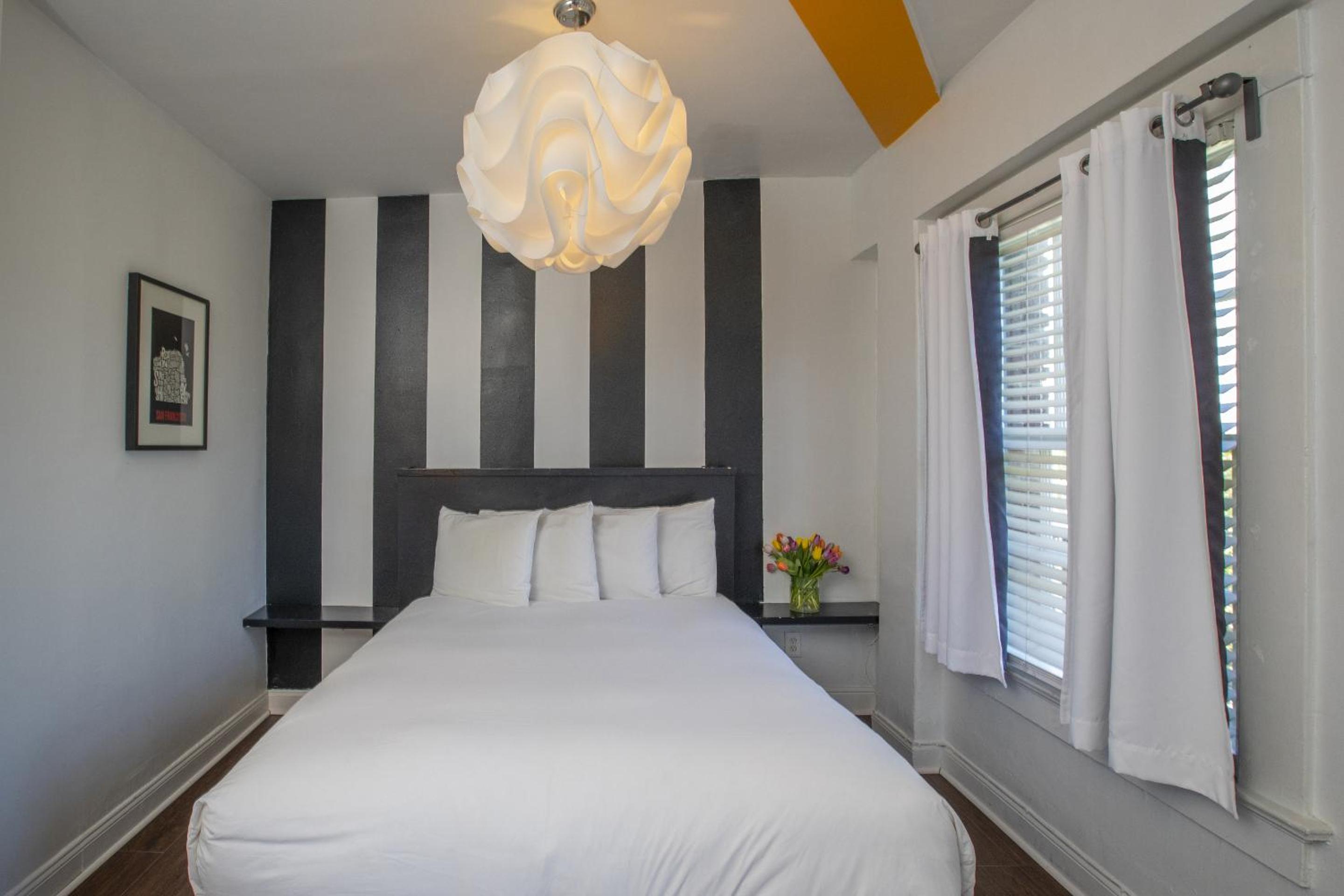 Deluxe Queen Room - Photo 15