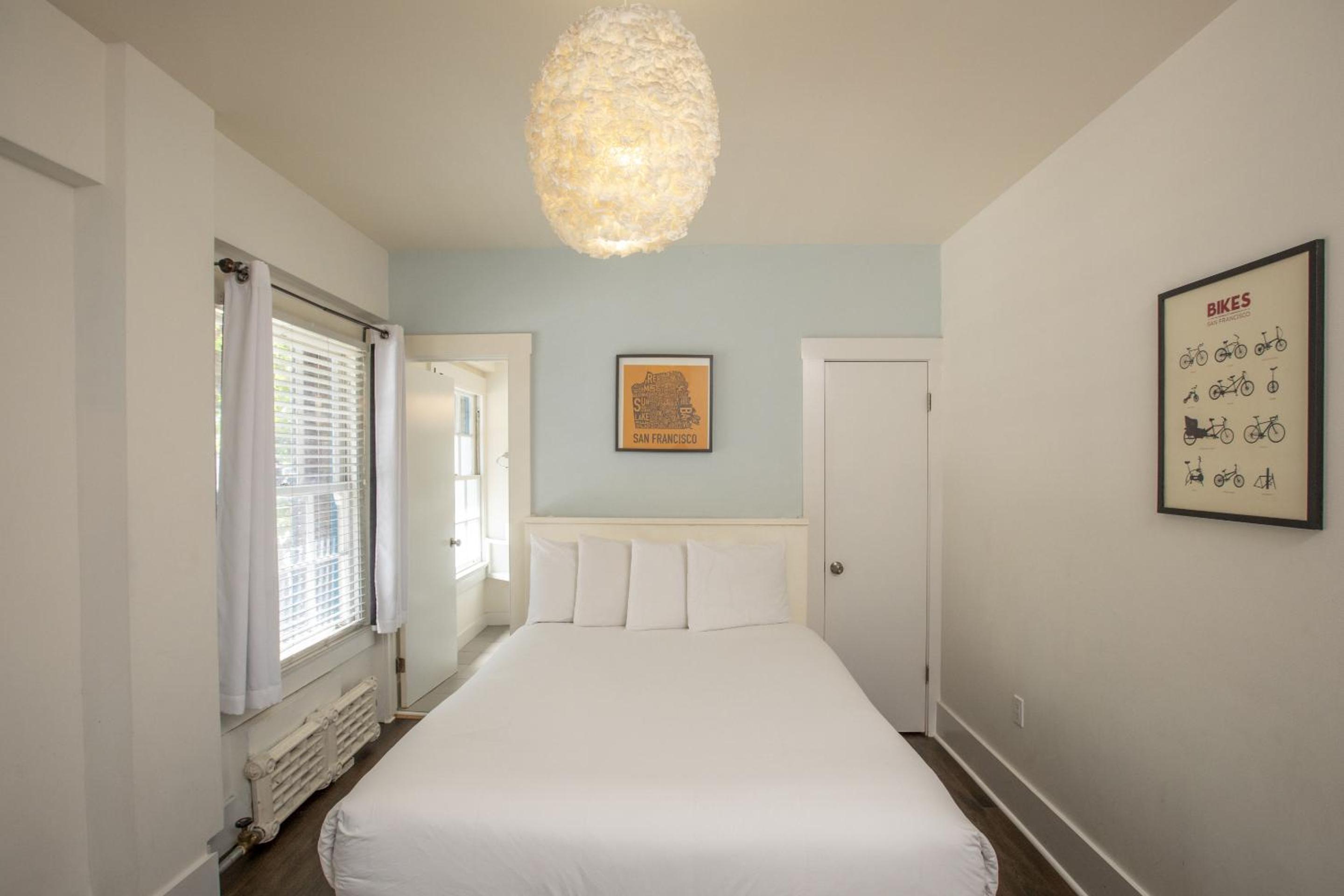 Deluxe Queen Room - Photo 23