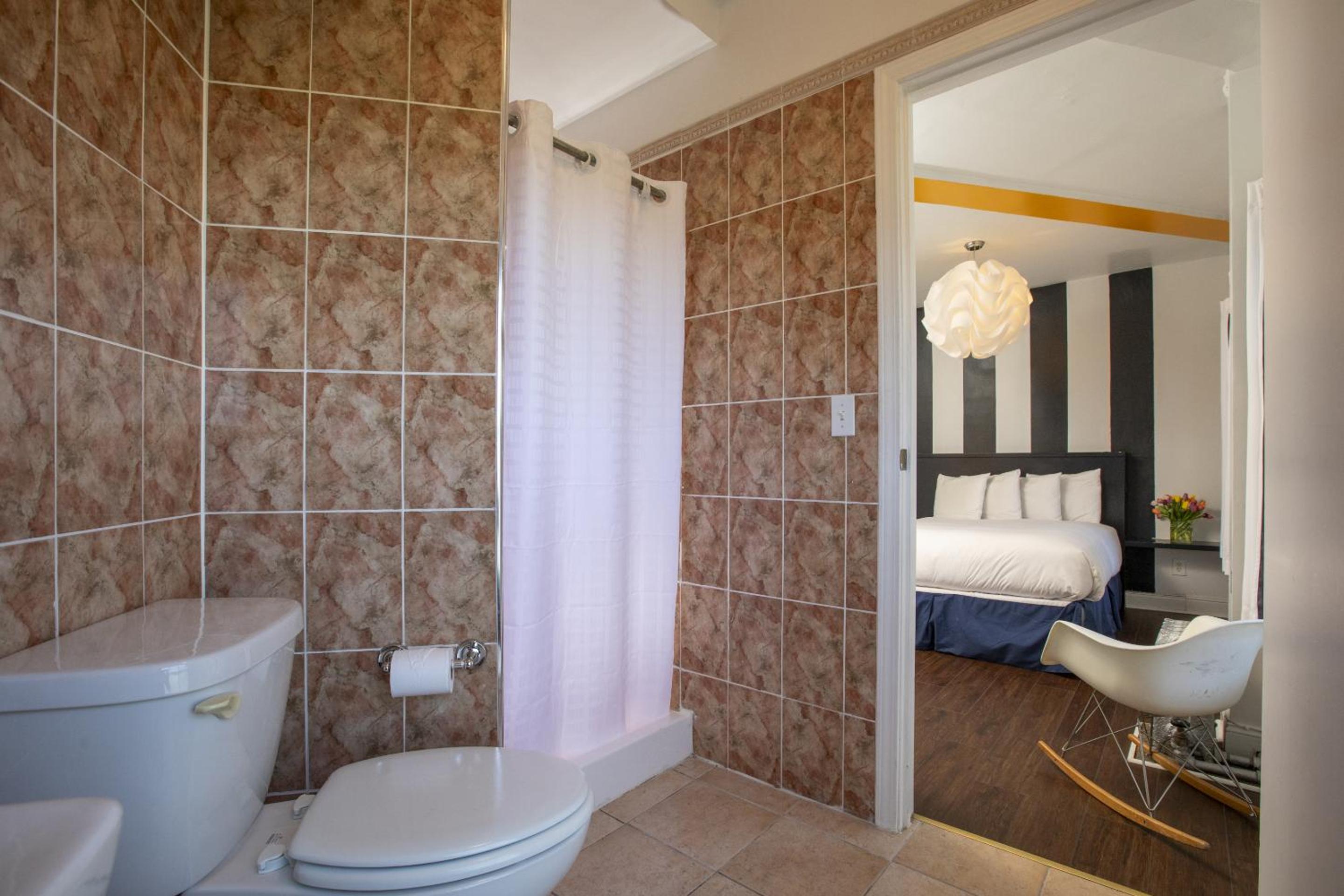 Deluxe Queen Room - Photo 11