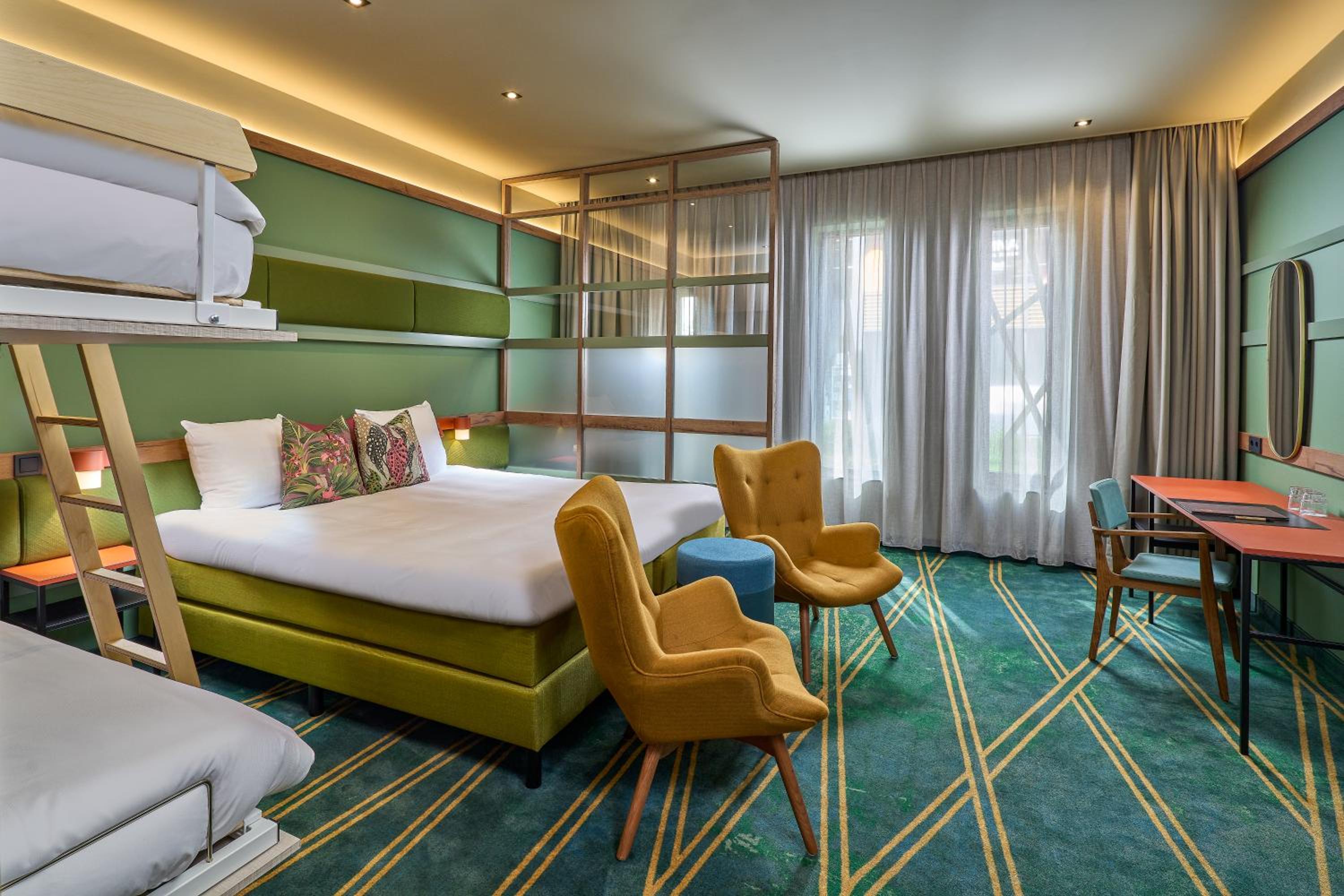 Quadruple Room with Private Bathroom photo 2