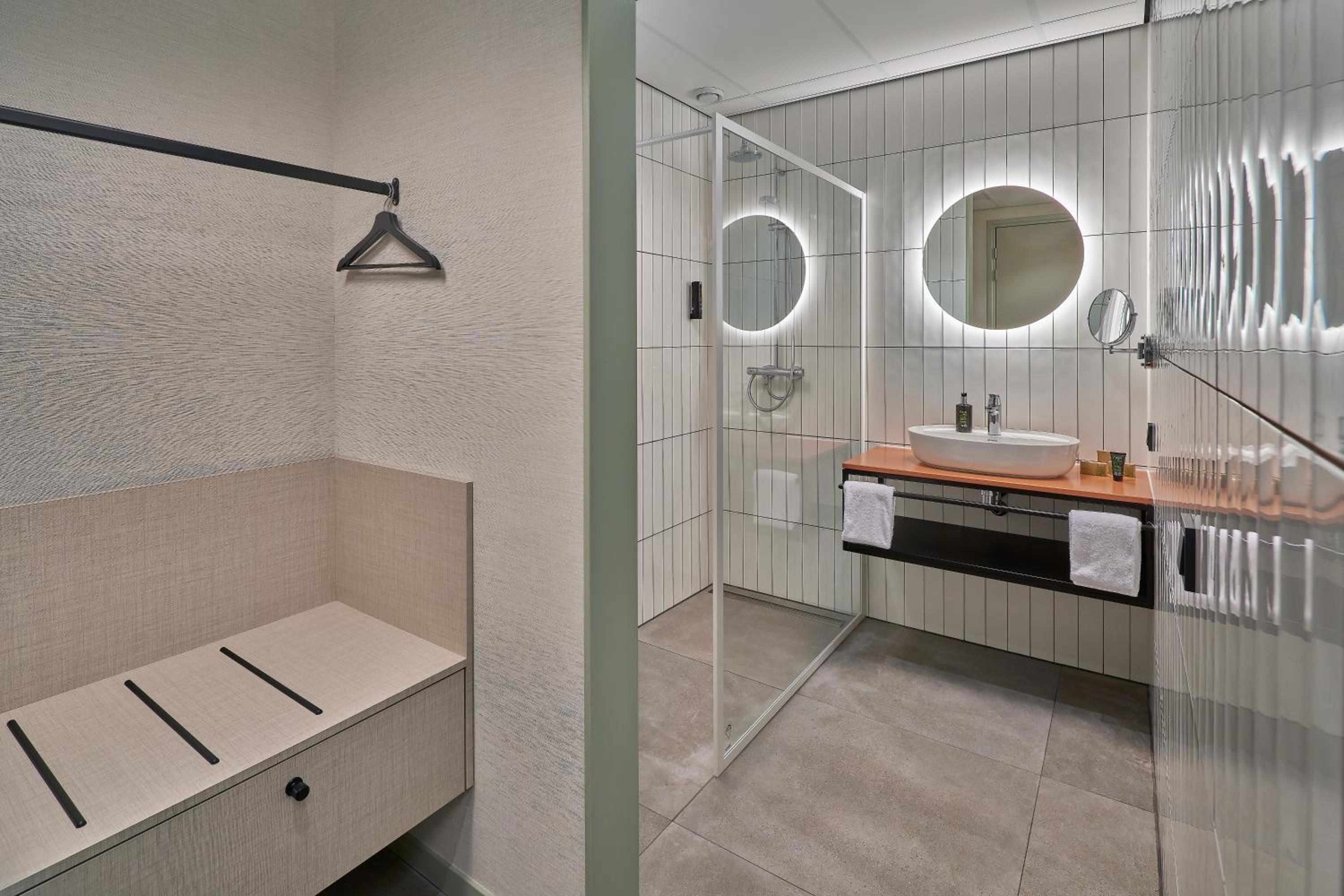 Quadruple Room with Private Bathroom photo 3