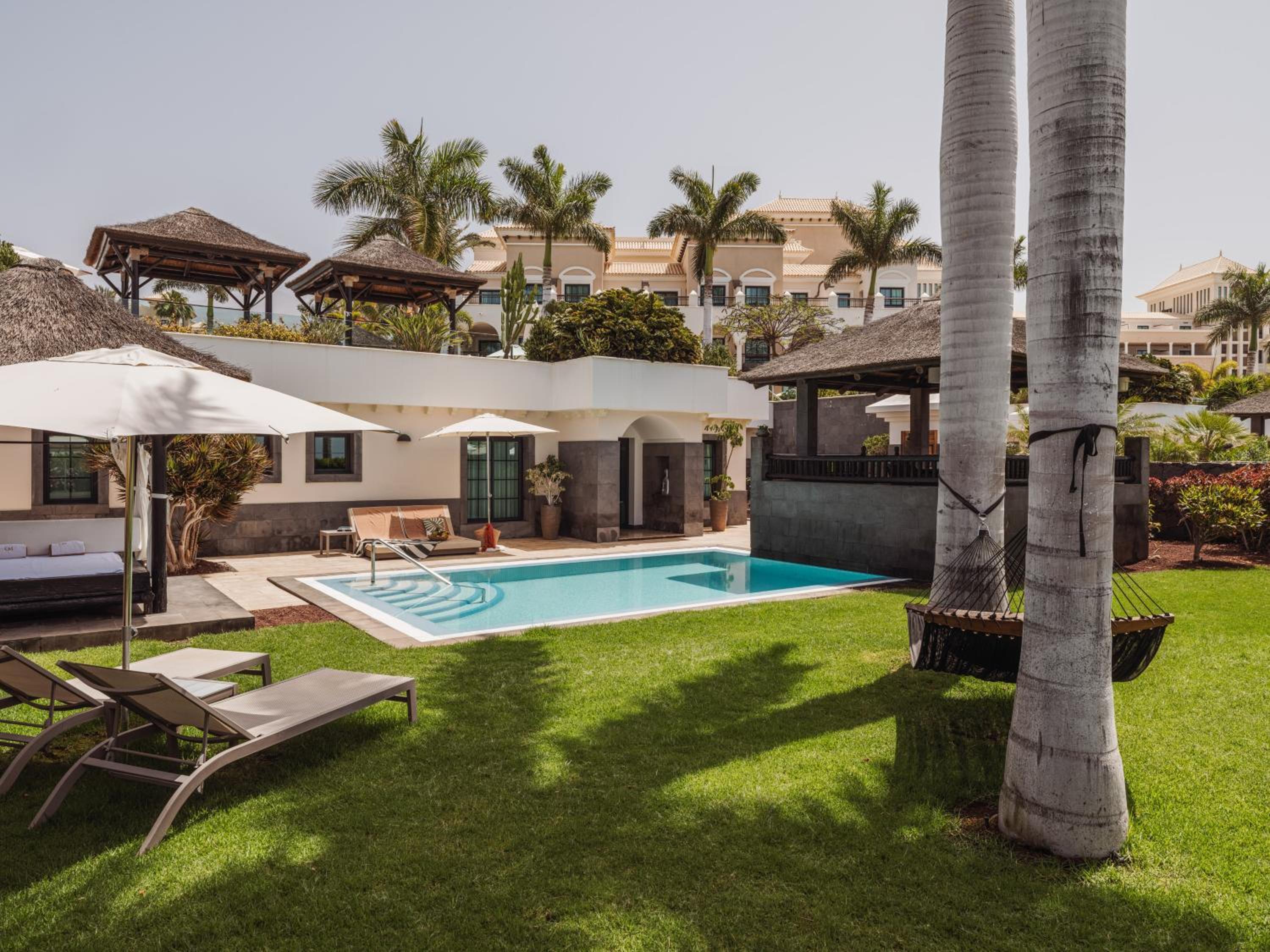 Redlevel Villa with Private Pool - Photo 8