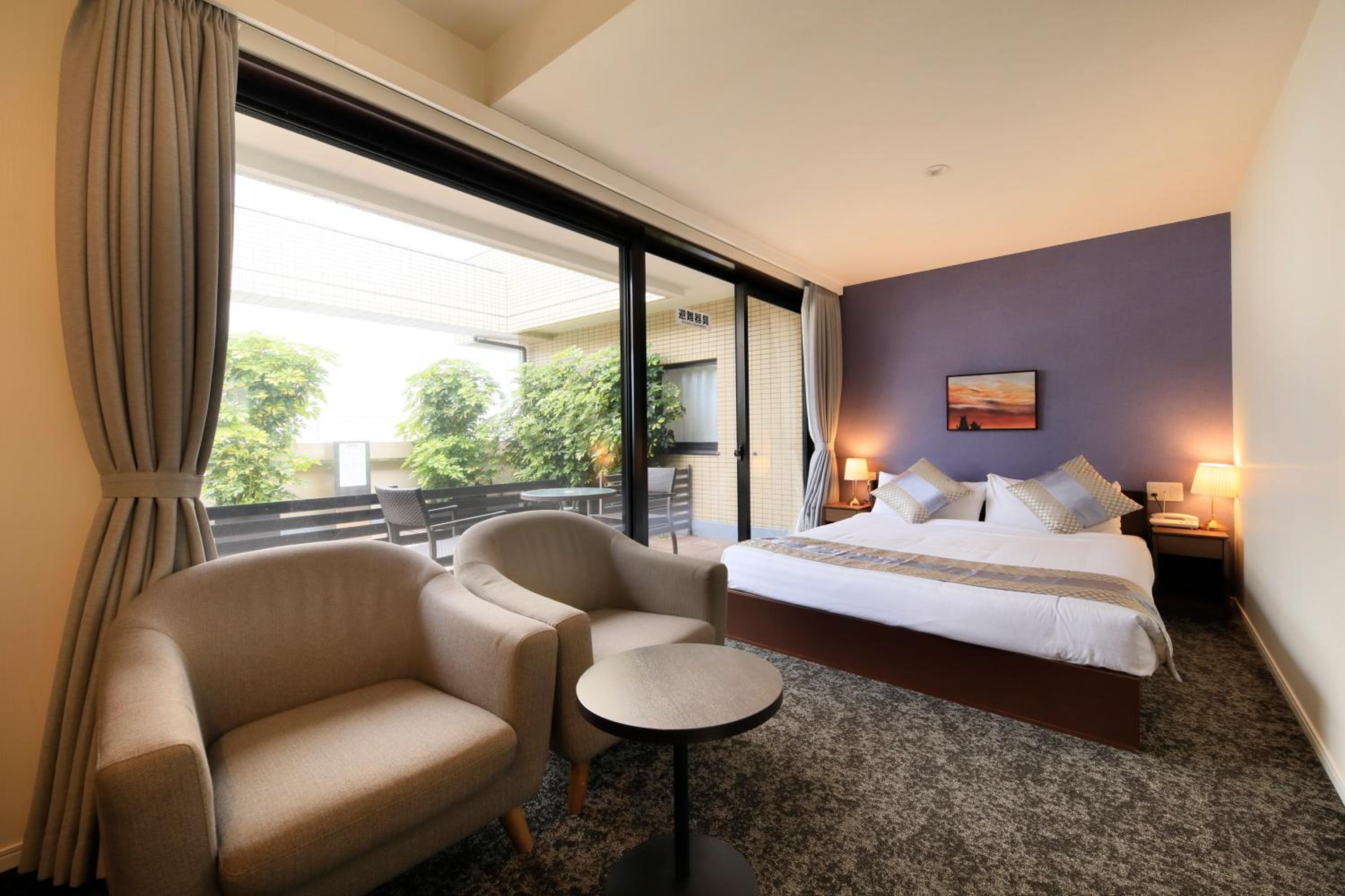 Deluxe Queen Room with Balcony - Non-Smoking