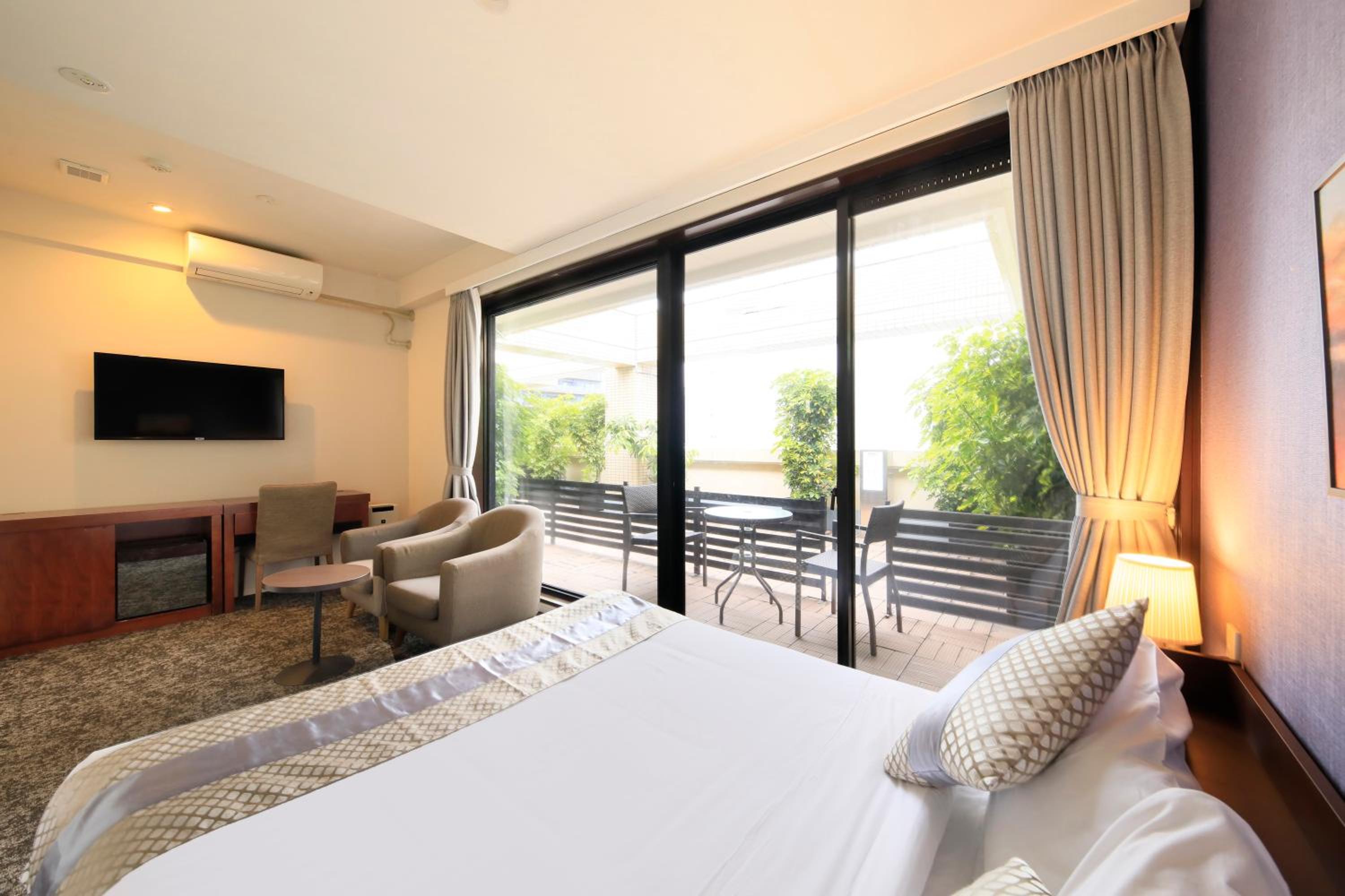 Deluxe Queen Room with Balcony - Non-Smoking