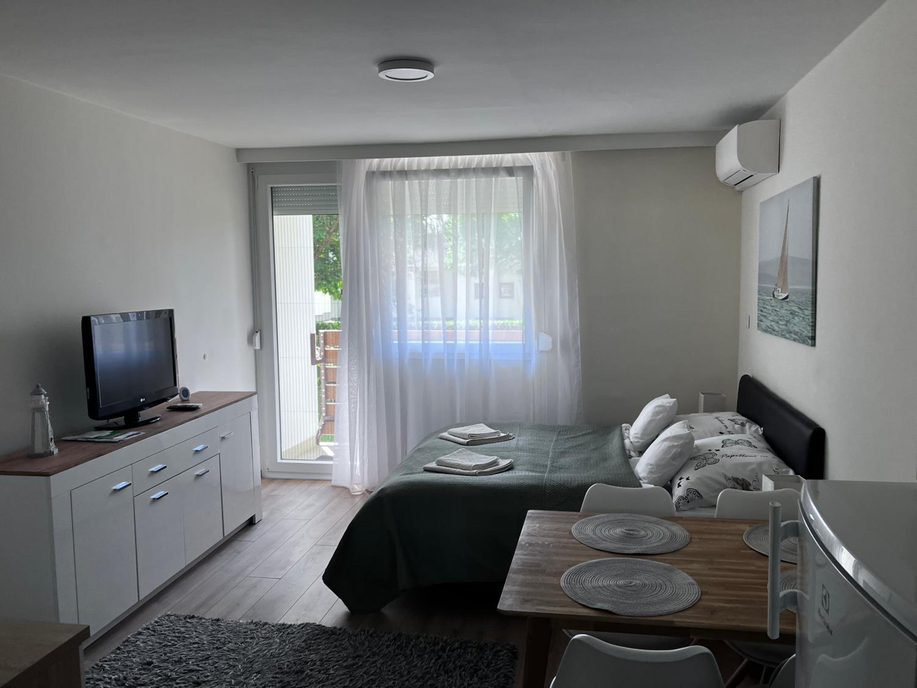 One-Bedroom Apartment photo 1