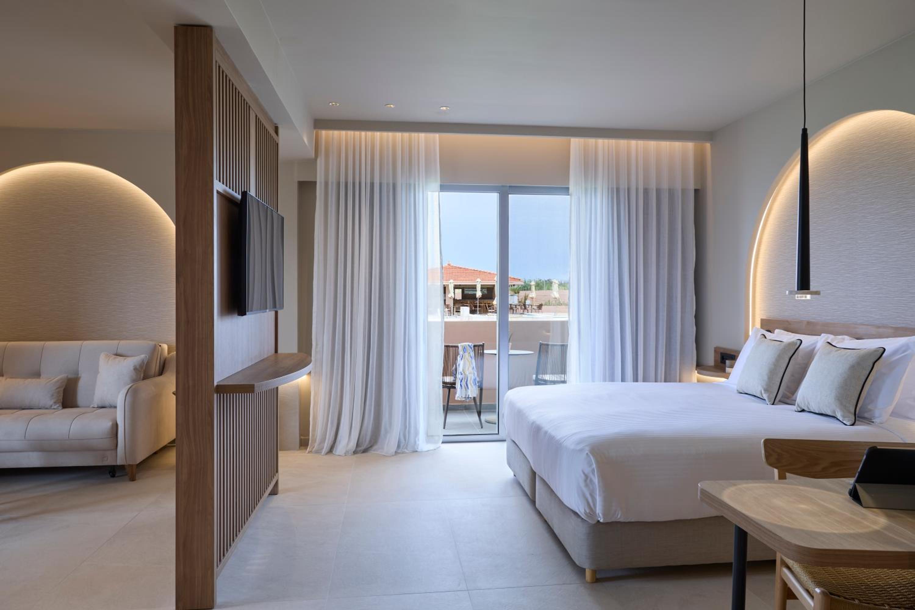 Deluxe Family Junior Suite Sea View - Photo 2