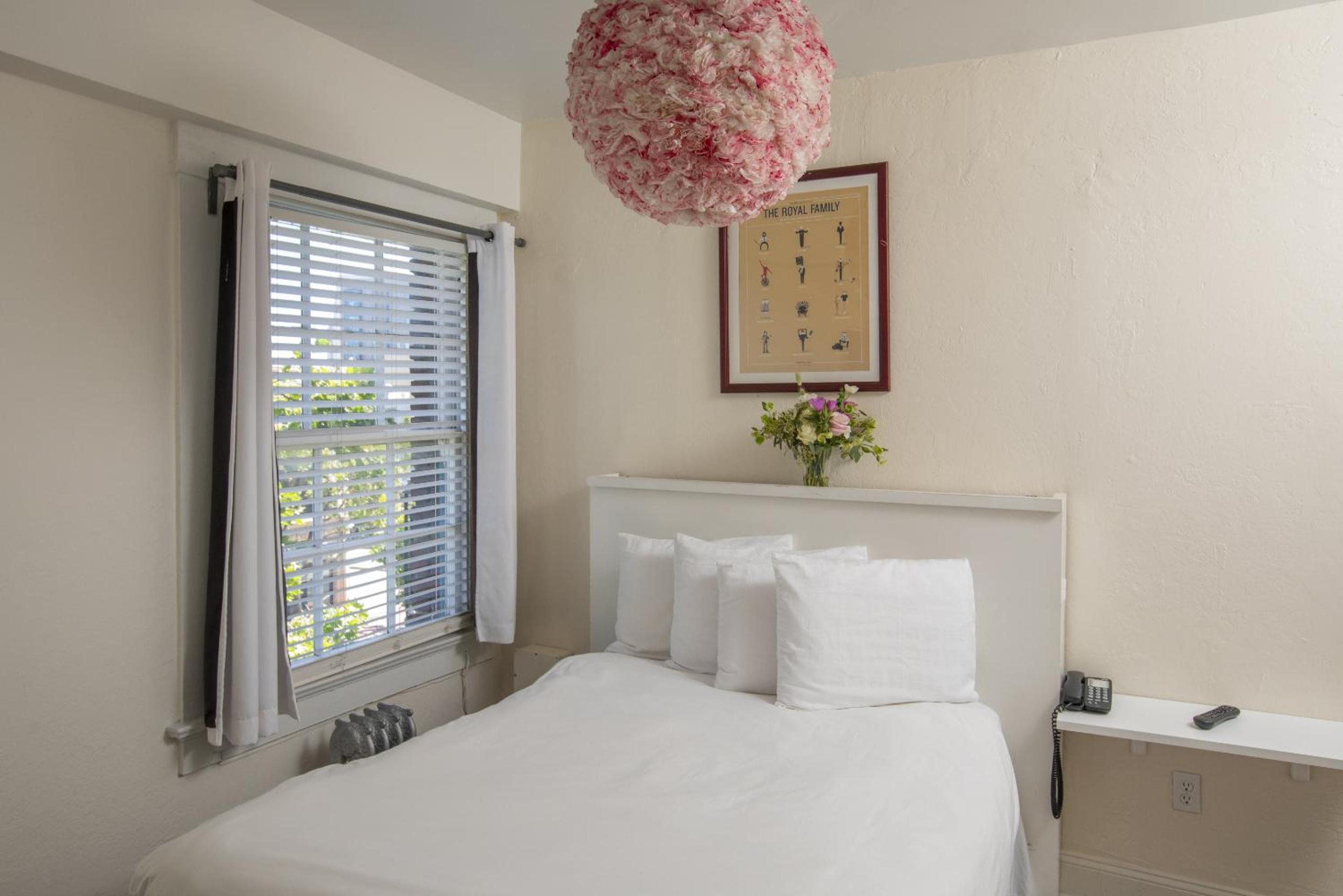 Queen Room - Photo 33