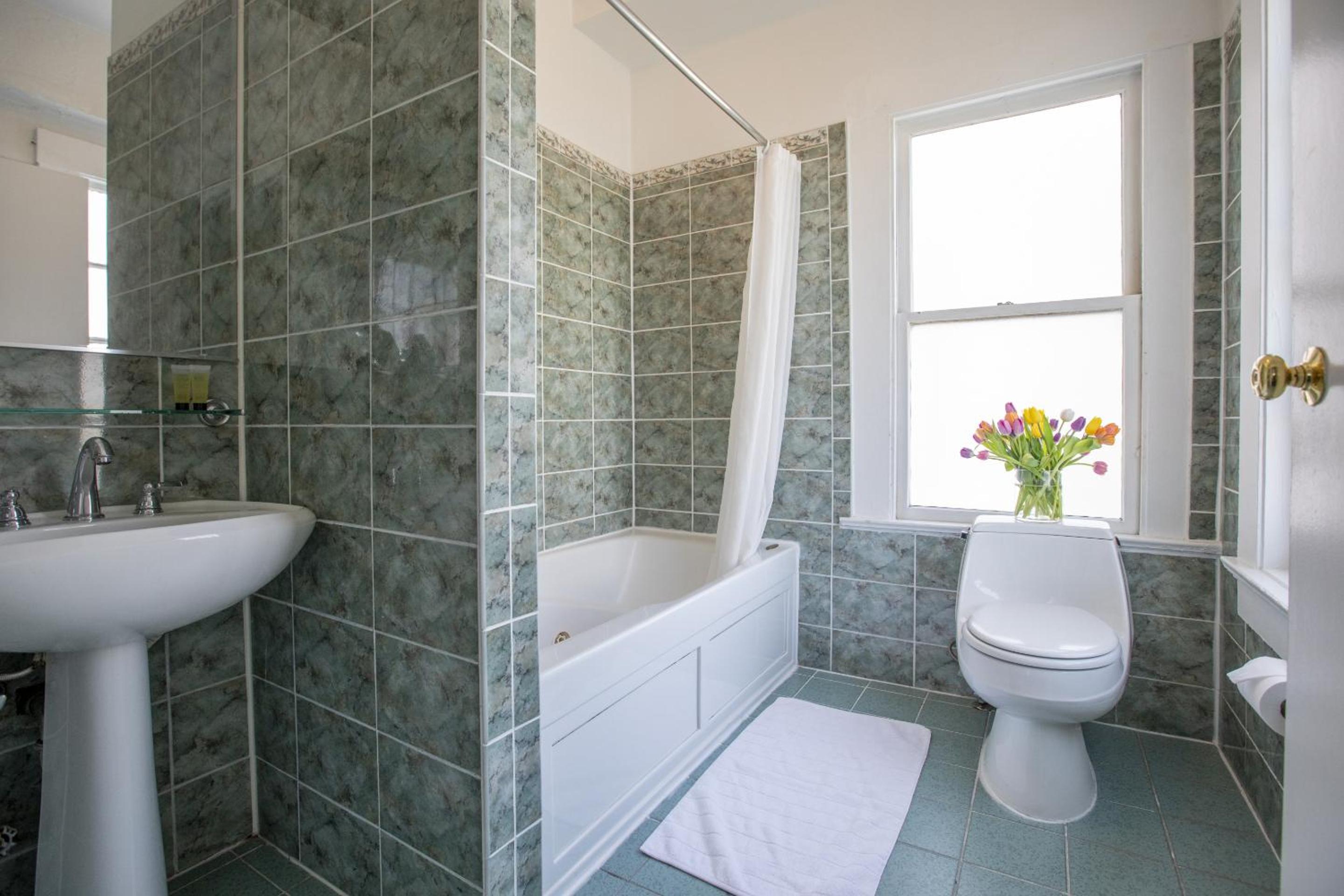 Queen Room - Photo 16