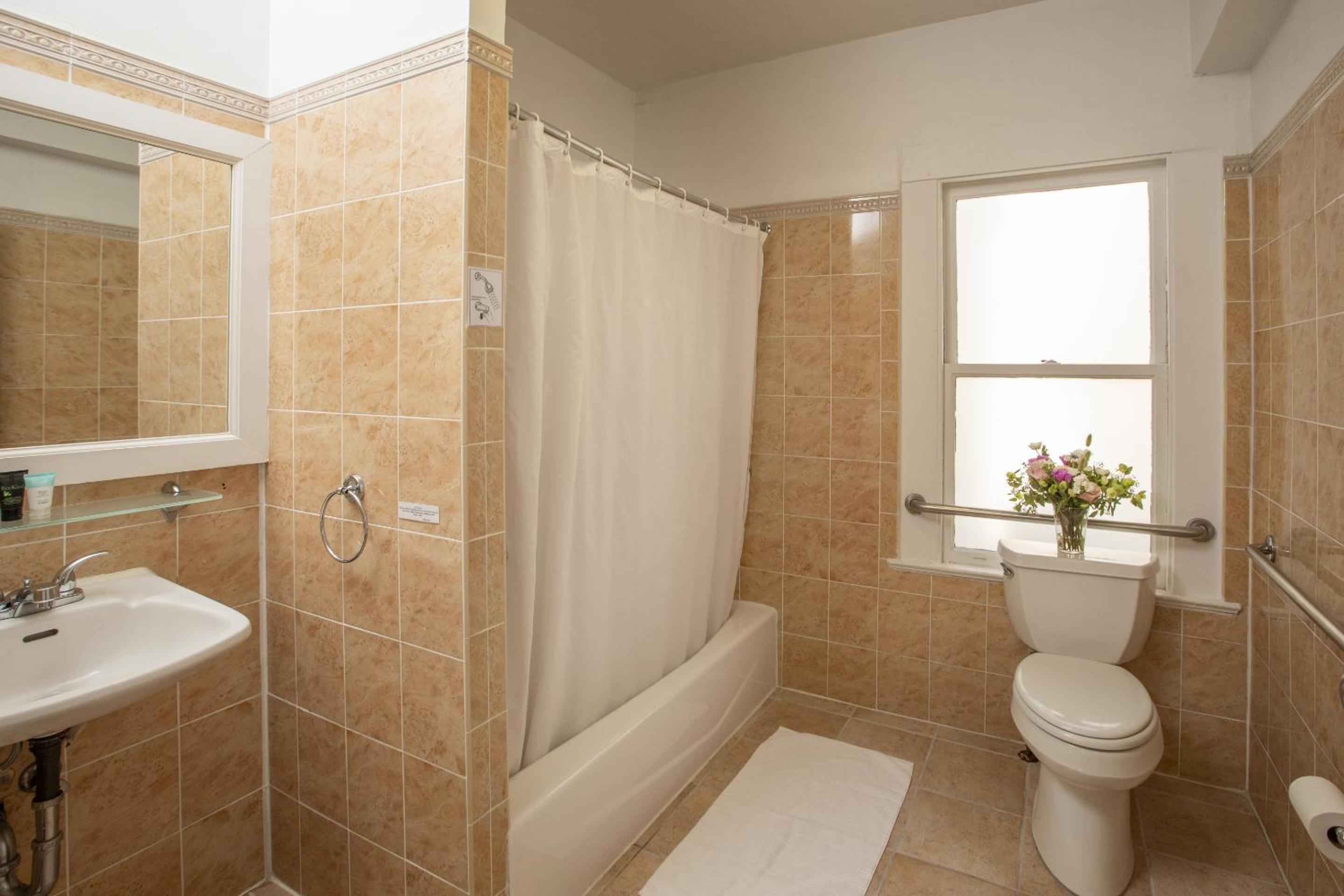 Queen Room - Photo 14