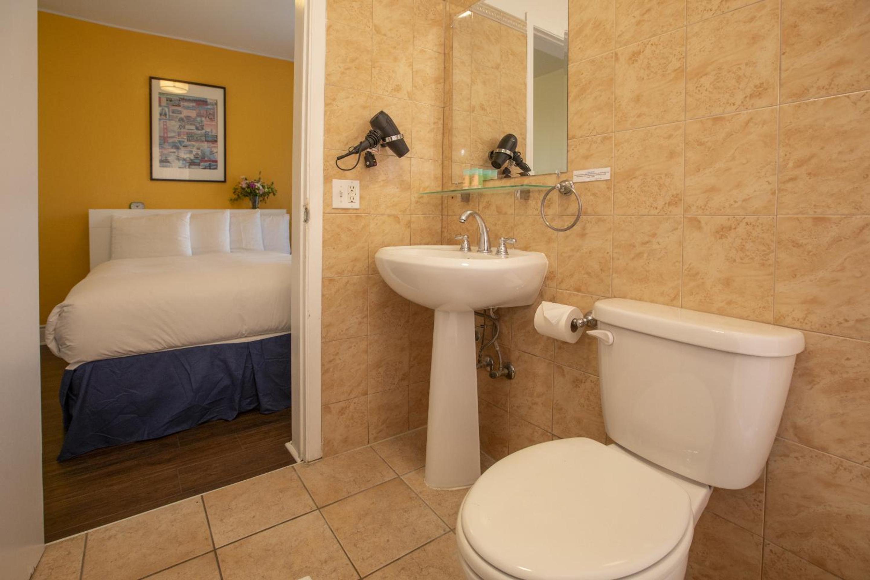 Queen Room - Photo 13