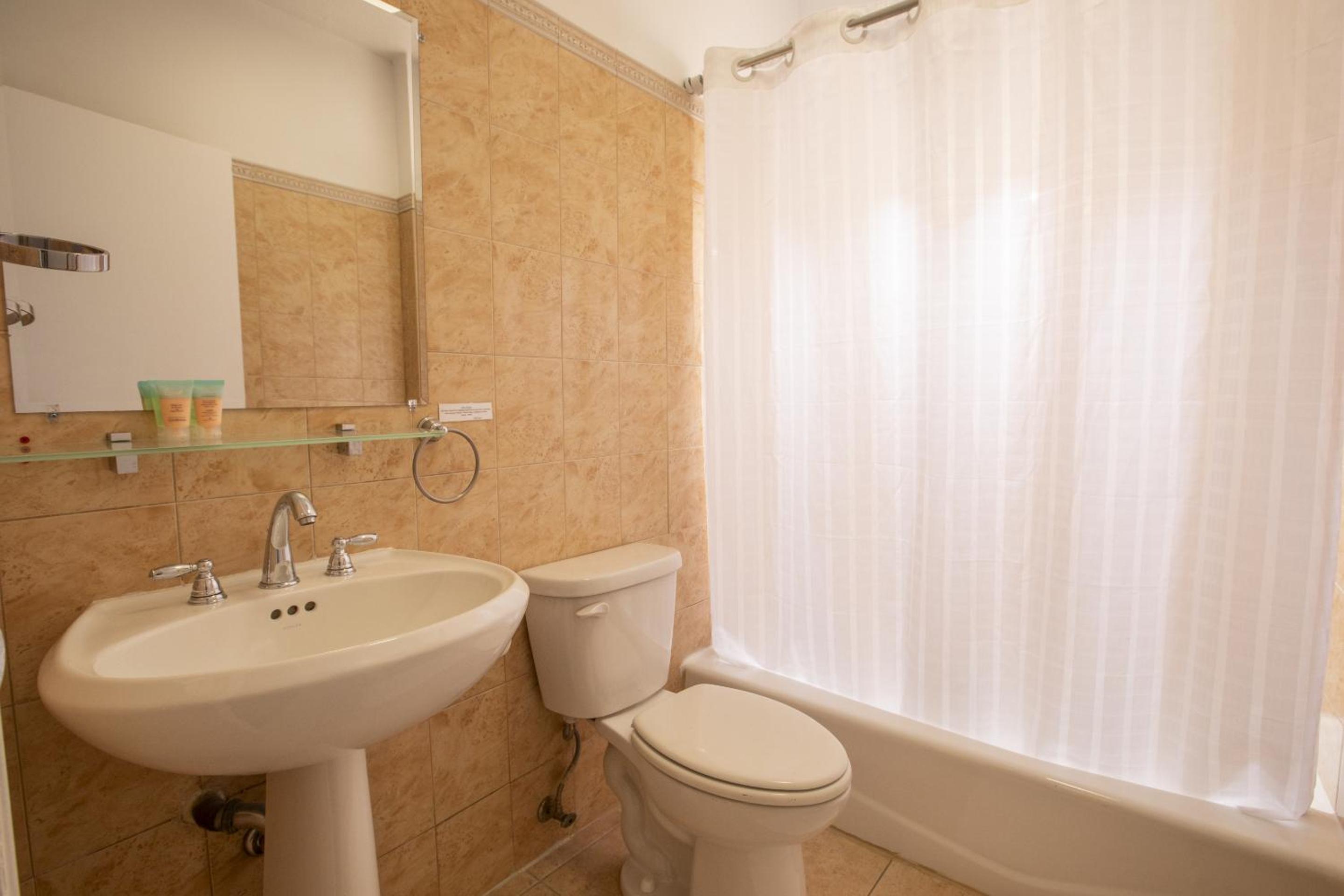 Queen Room - Photo 12