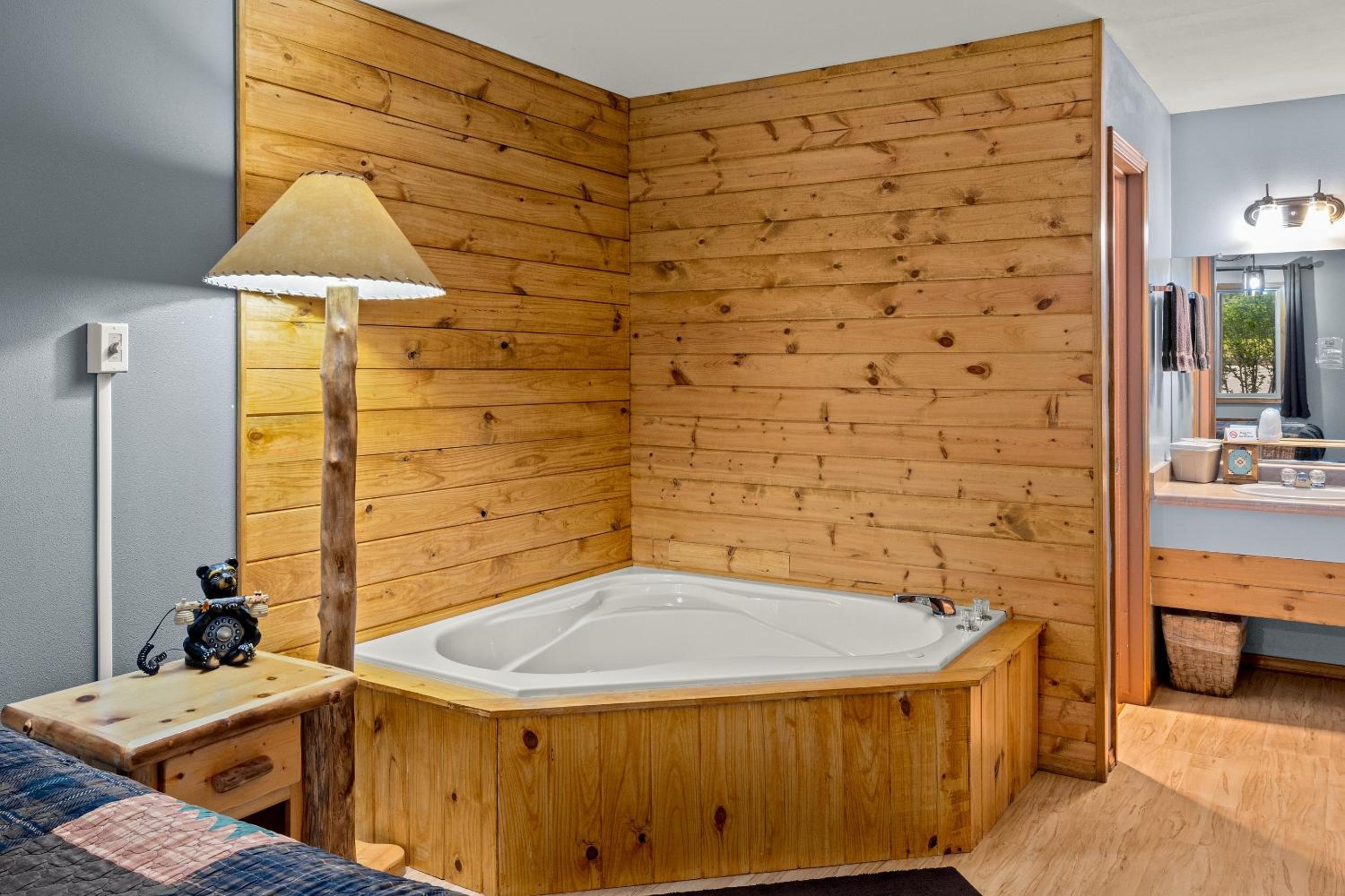 Deluxe King Room with Spa Bath photo 2