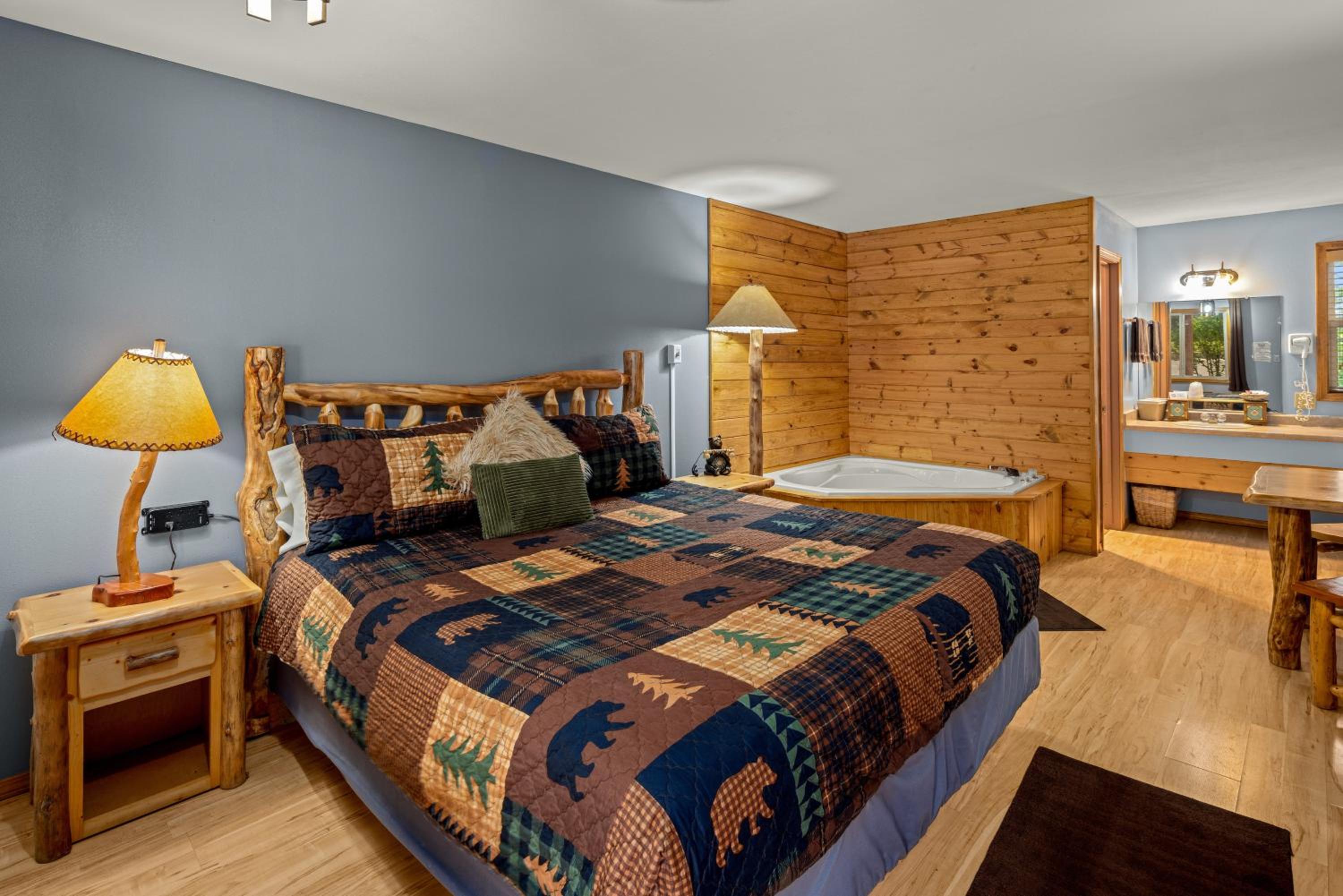 Deluxe King Room with Spa Bath photo 1