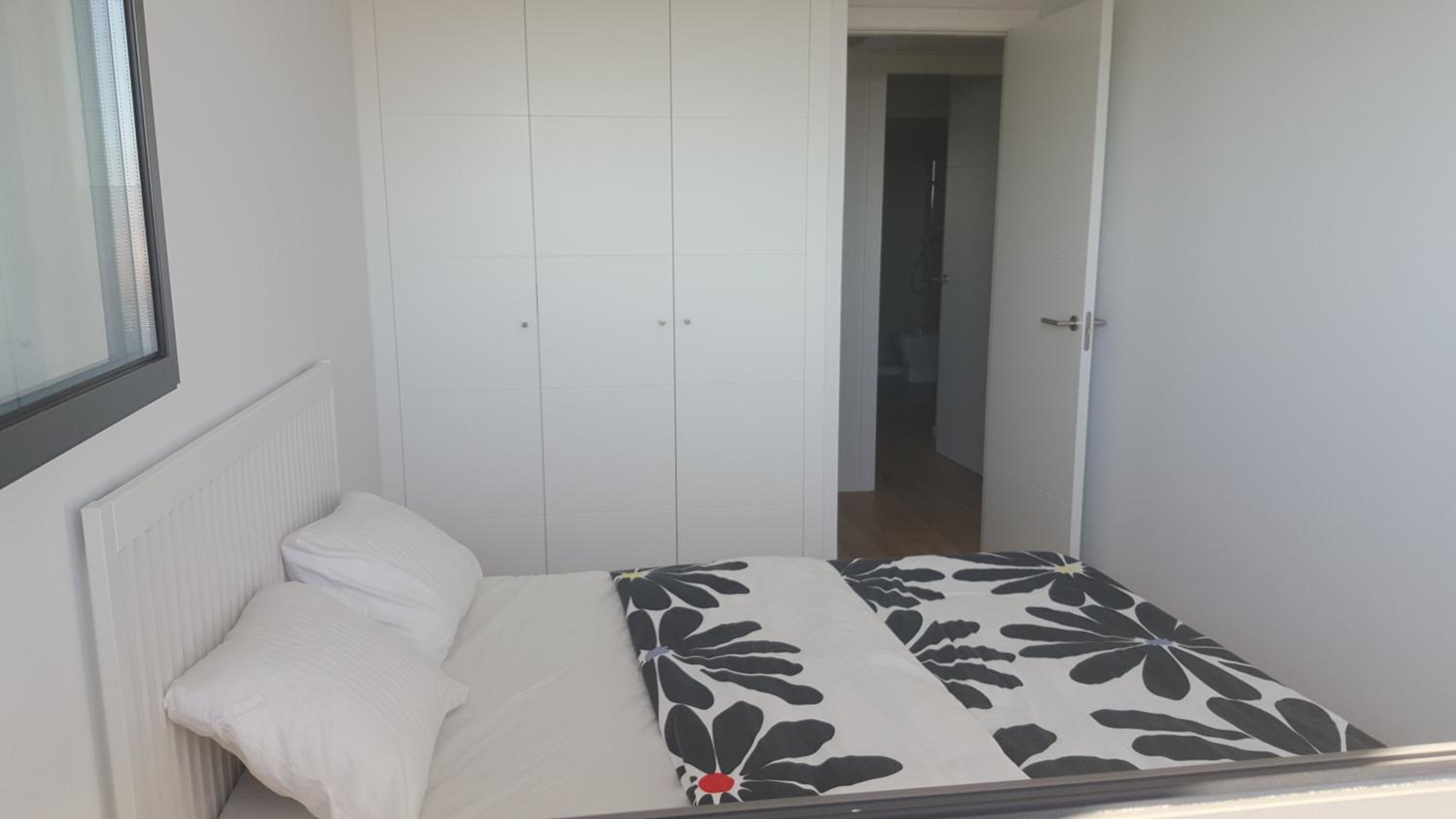 Habitación individual con baño privado externo.