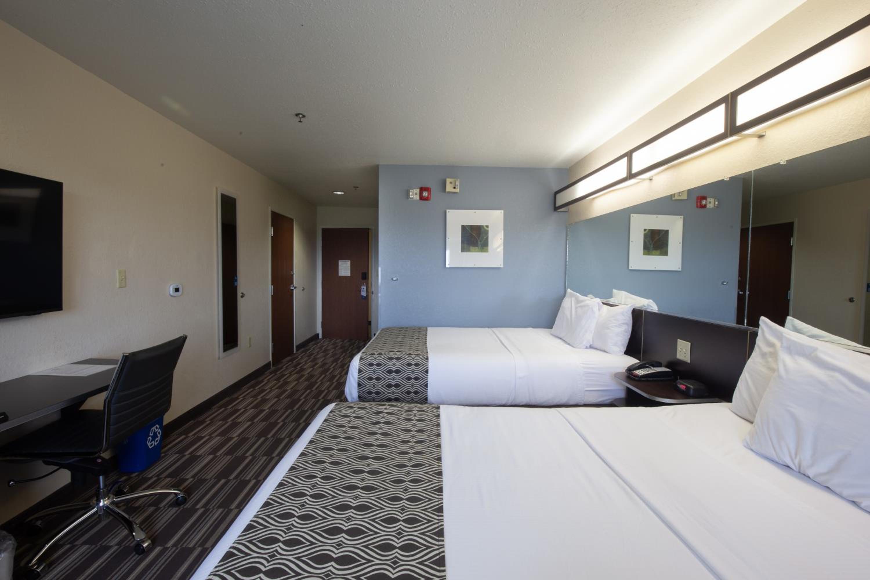 Queen Room with Two Queen Beds - Non-Smoking - Photo 8