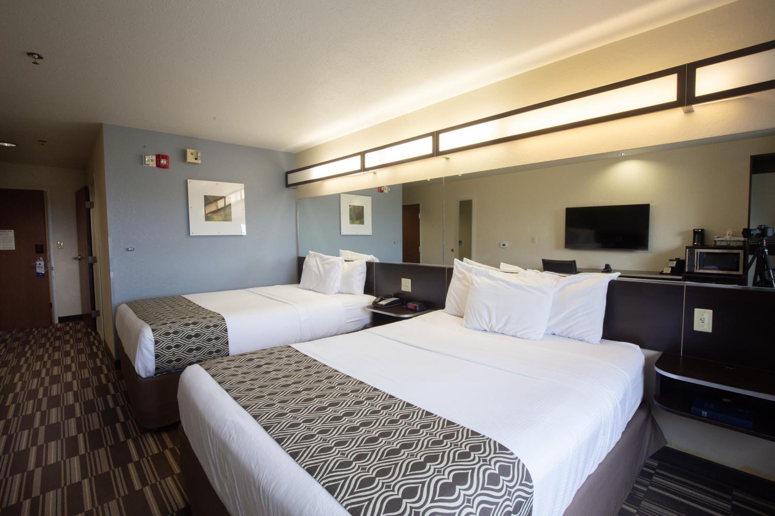 Queen Room with Two Queen Beds - Non-Smoking - Photo 2