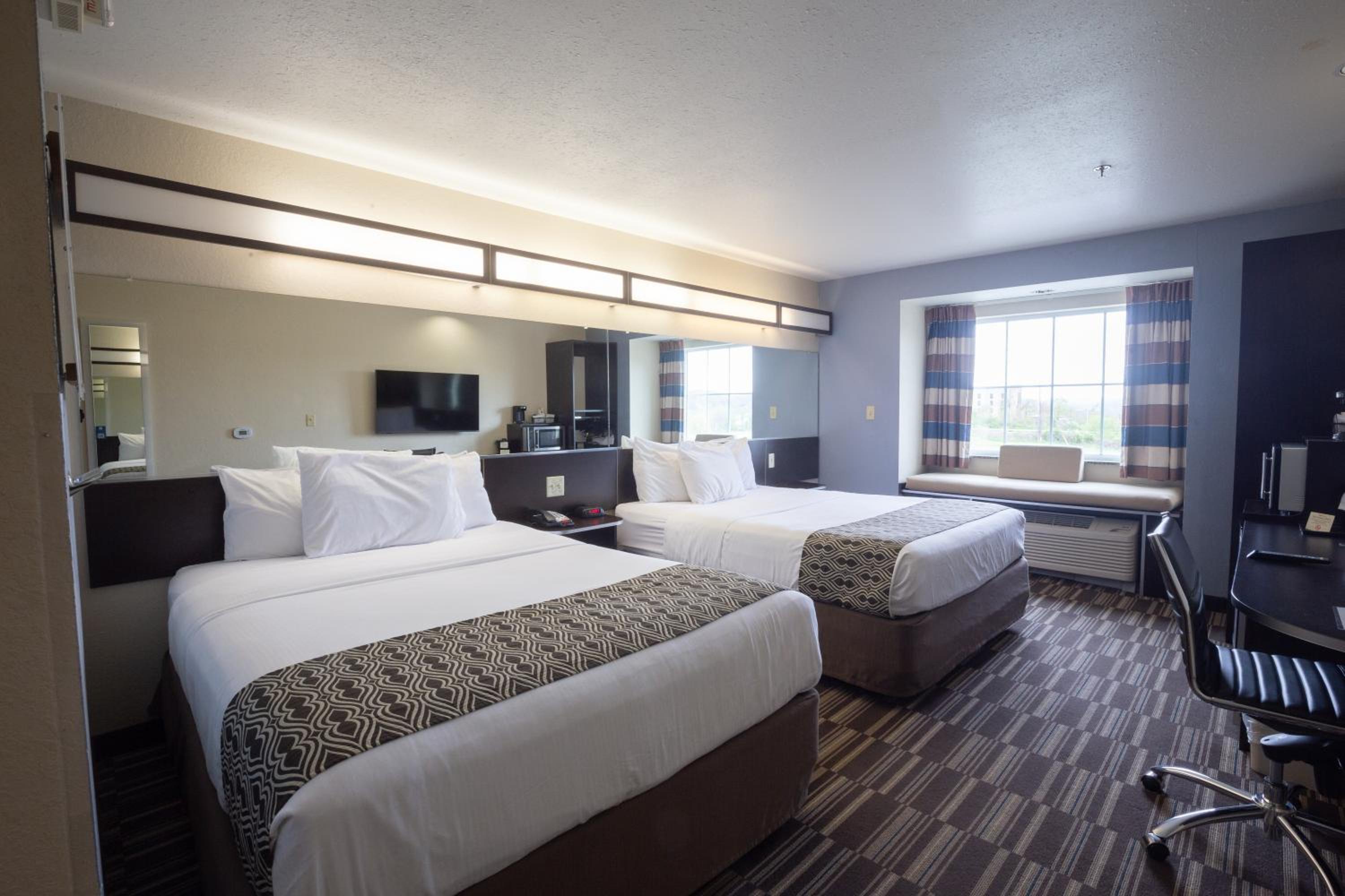 Queen Room with Two Queen Beds - Non-Smoking - Photo 3
