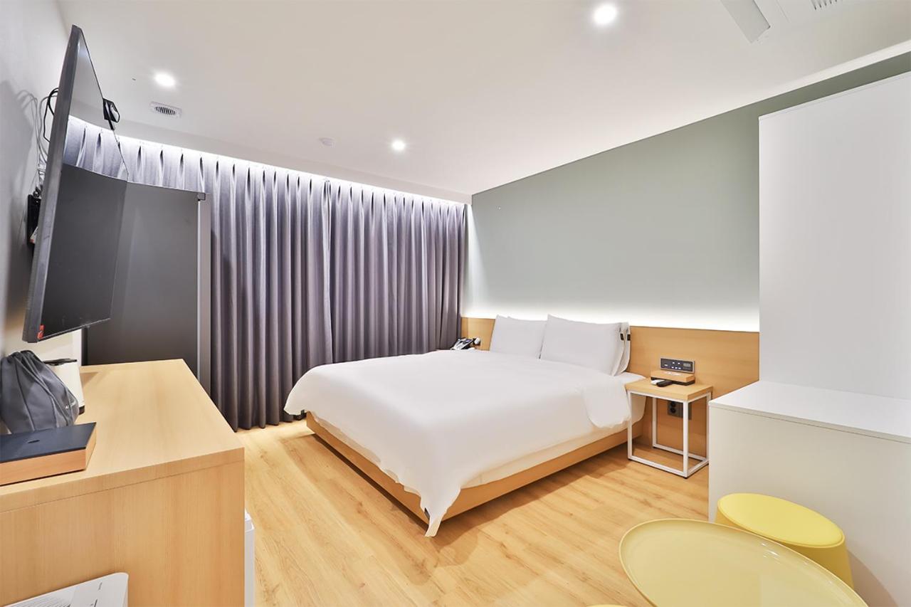 Business Double Room - Photo 1