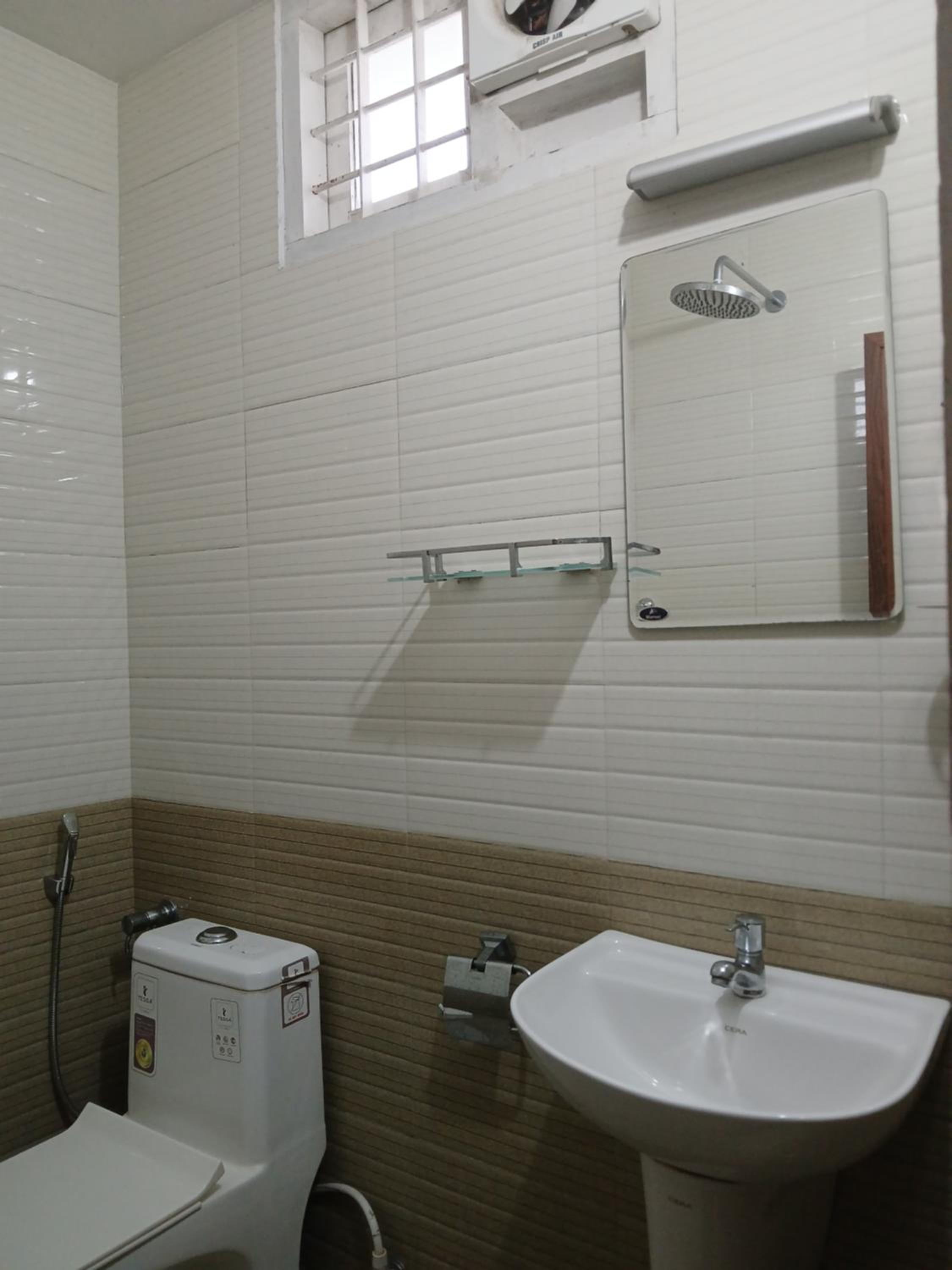 Double Room with Balcony - Photo 11