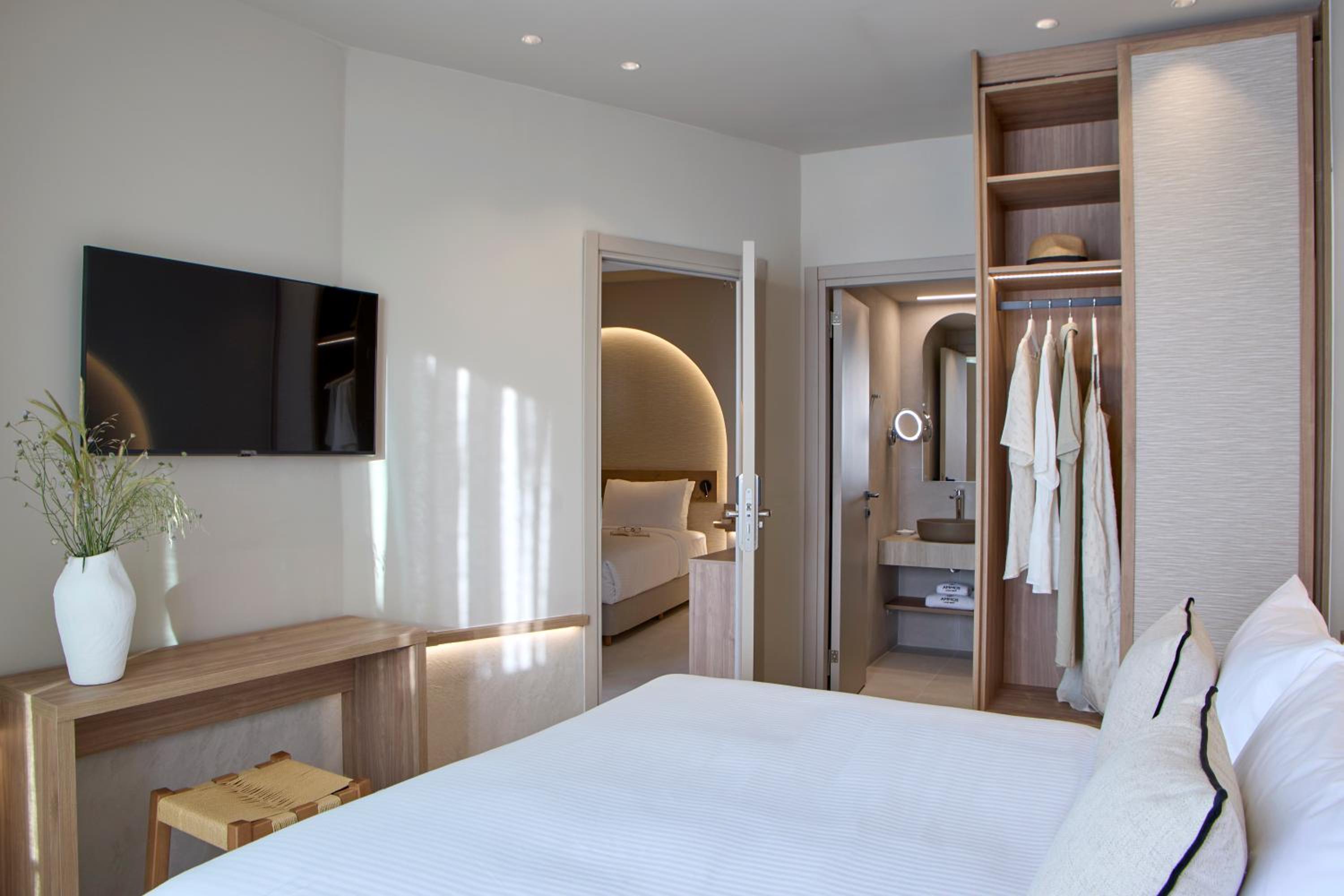 Deluxe Suite Sea View - Photo 7
