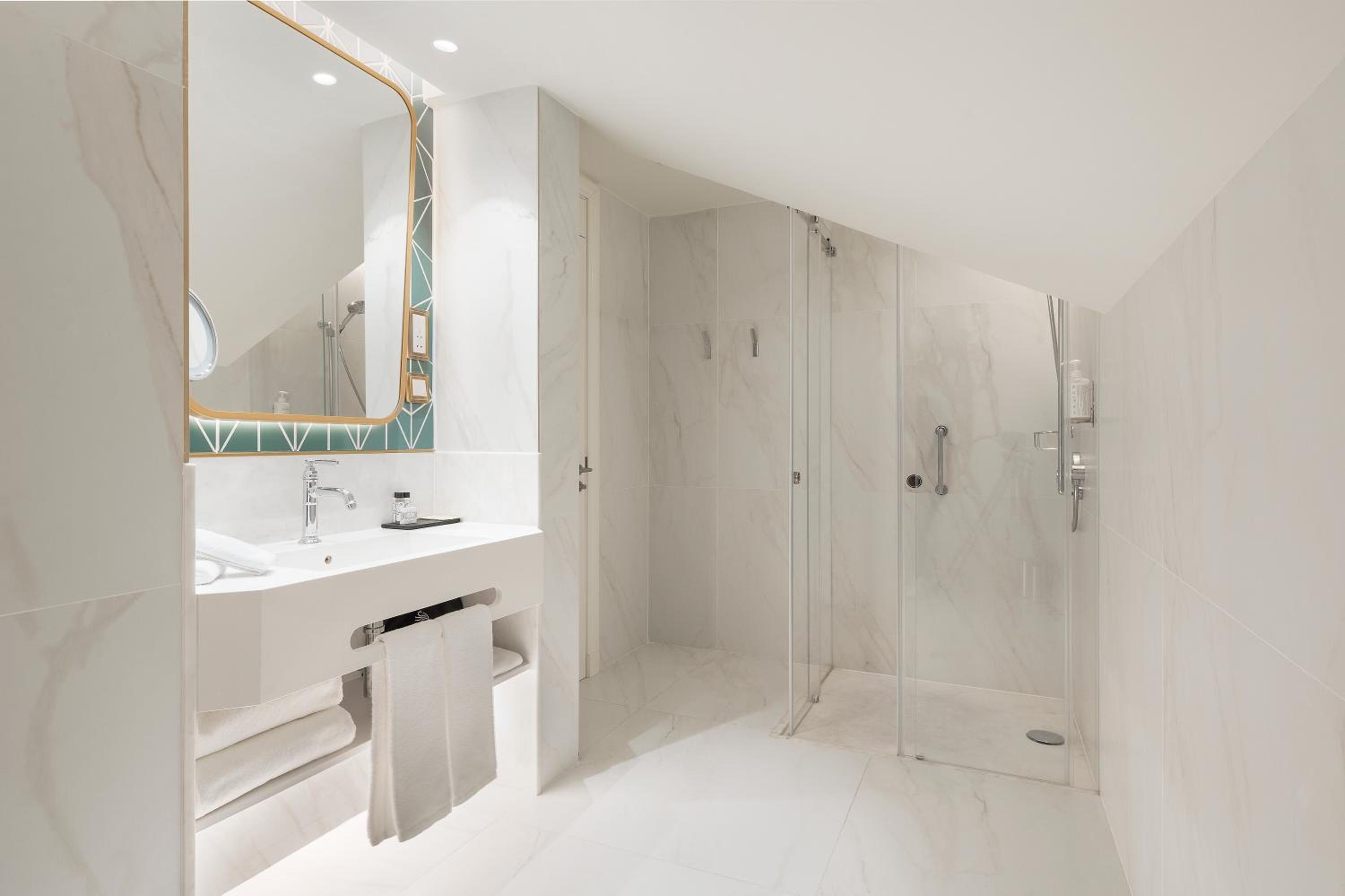 Deluxe King Room with One King Bed and Balcony (Non Smoking) - Photo 7