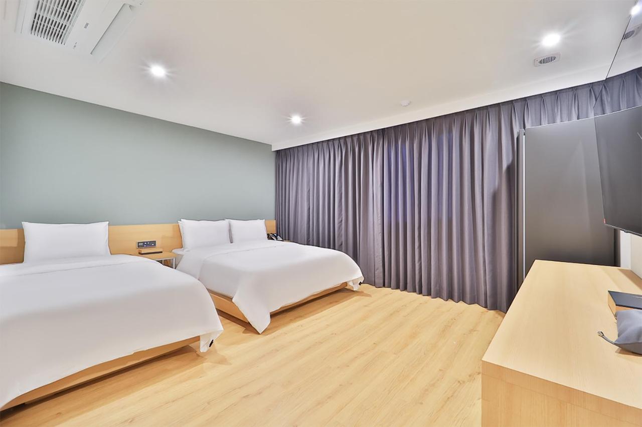 Family Twin Room - Photo 1