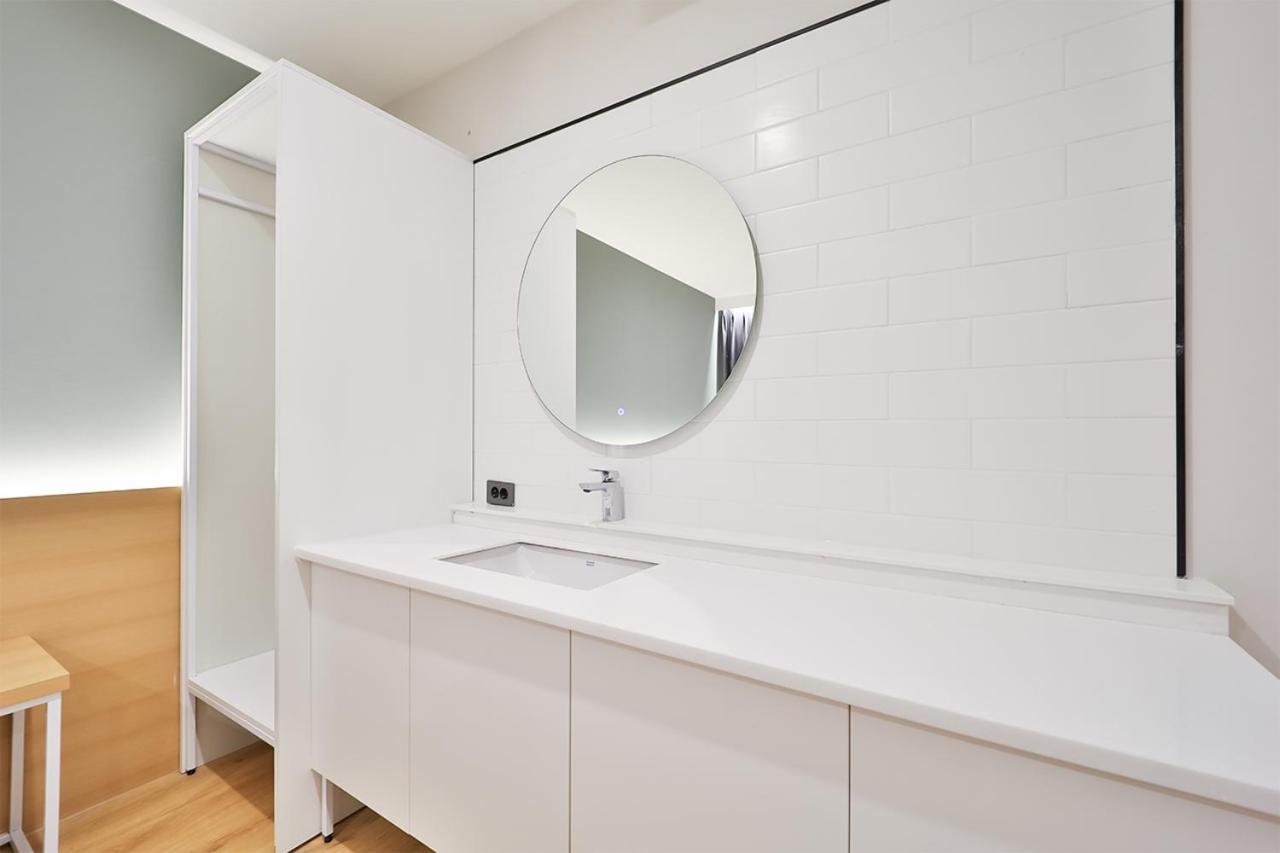 Premier Double Room with Bath - Photo 8
