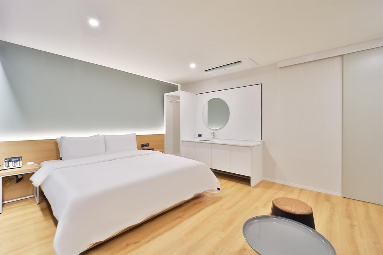 Premier Double Room with Bath - Photo 1