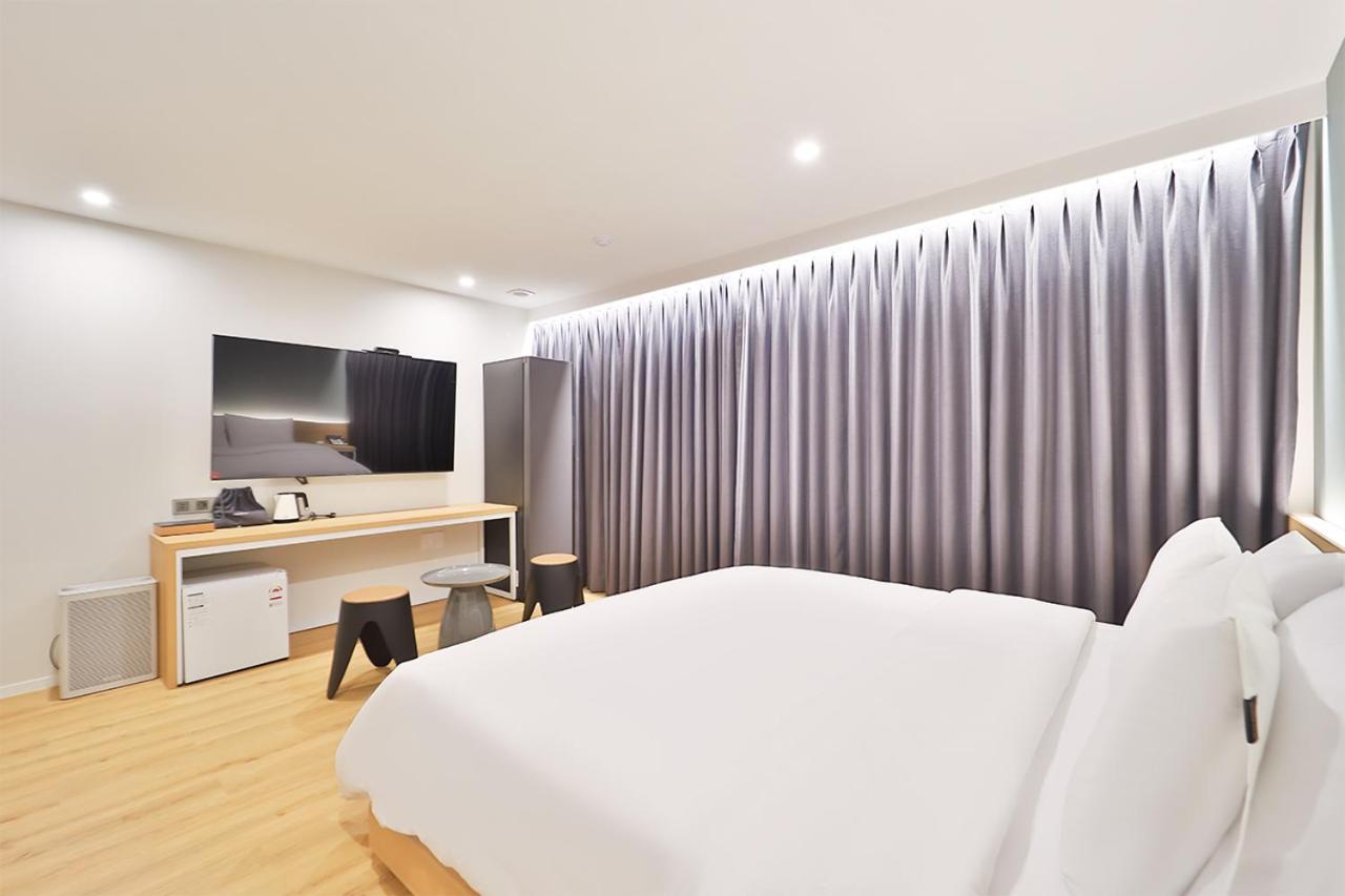 Premier Double Room with Bath - Photo 6