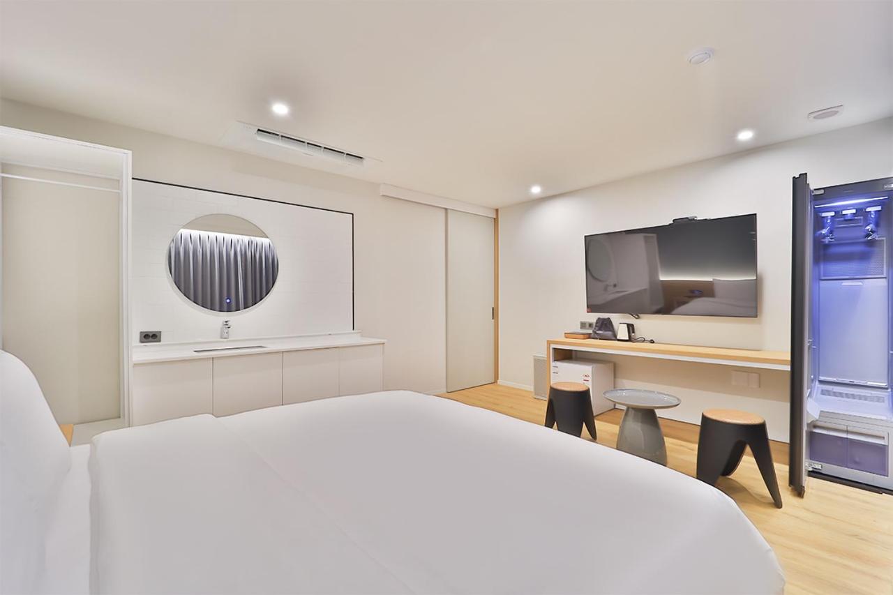 Premier Double Room with Bath - Photo 4
