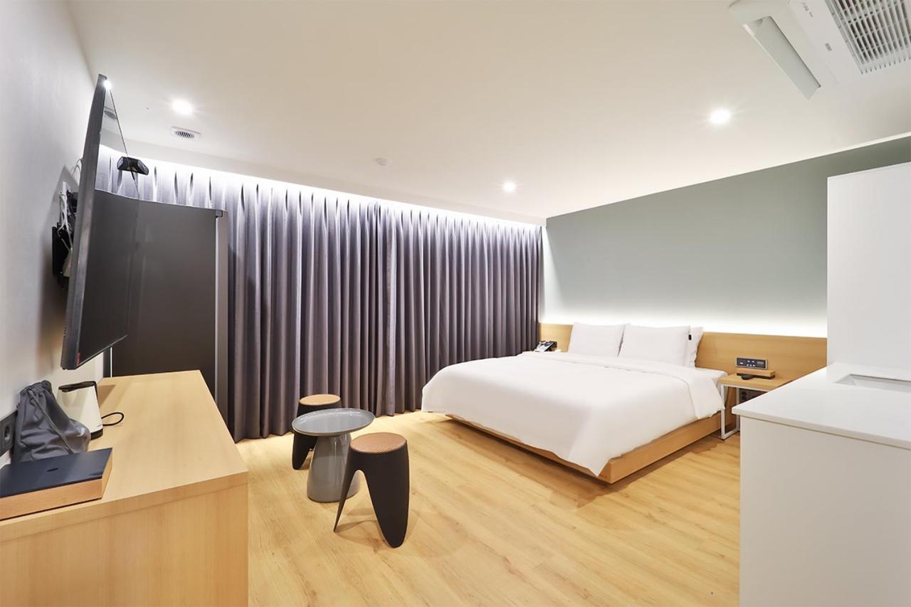 Premier Double Room with Bath - Photo 5