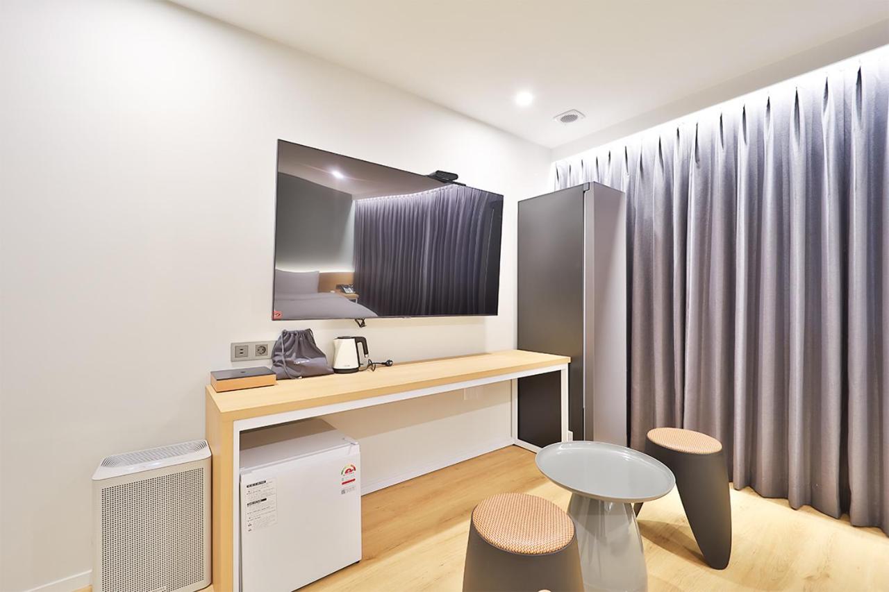 Premier Double Room with Bath - Photo 7