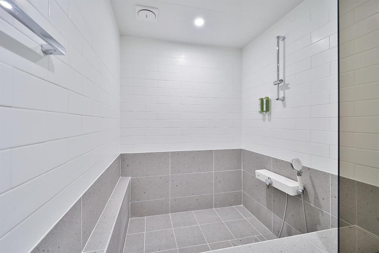Premier Double Room with Bath - Photo 3