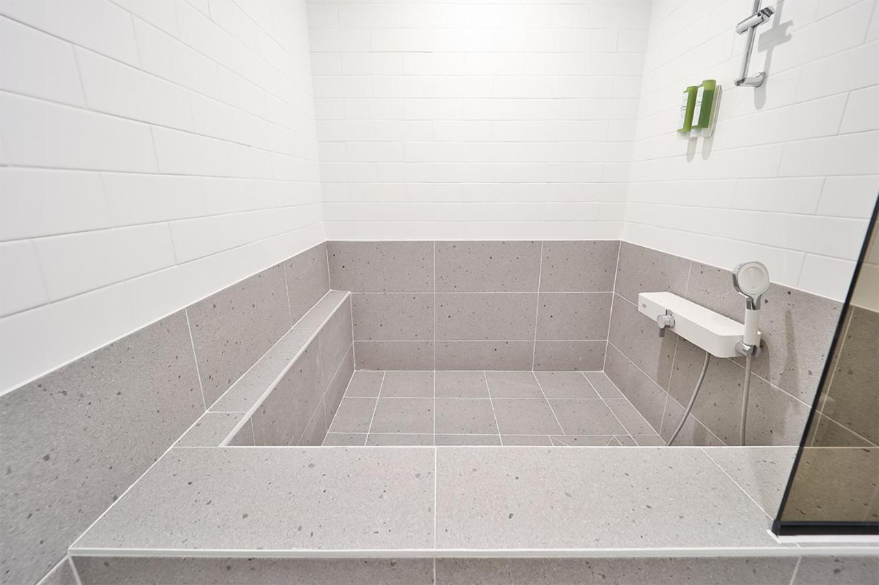 Premier Double Room with Bath - Photo 2