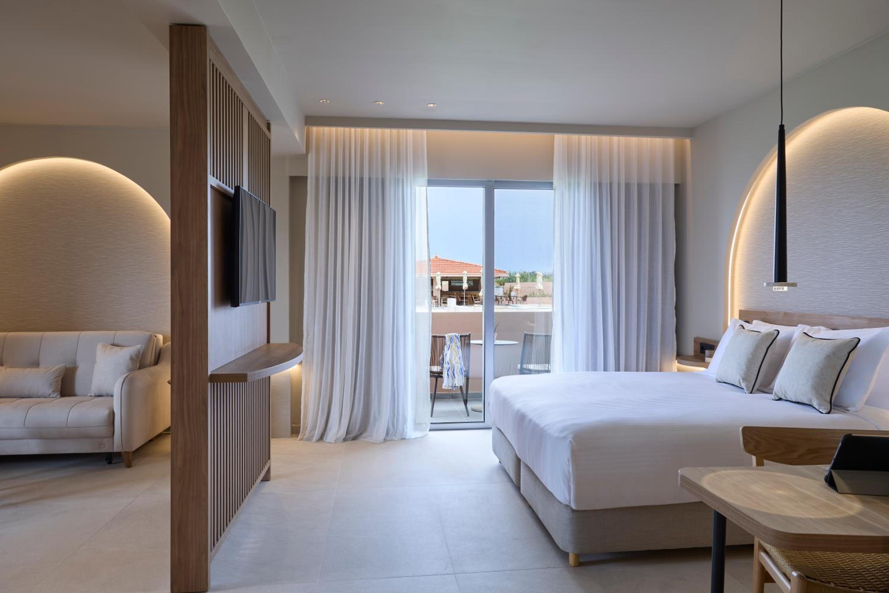 Deluxe Family Suite - Photo 8