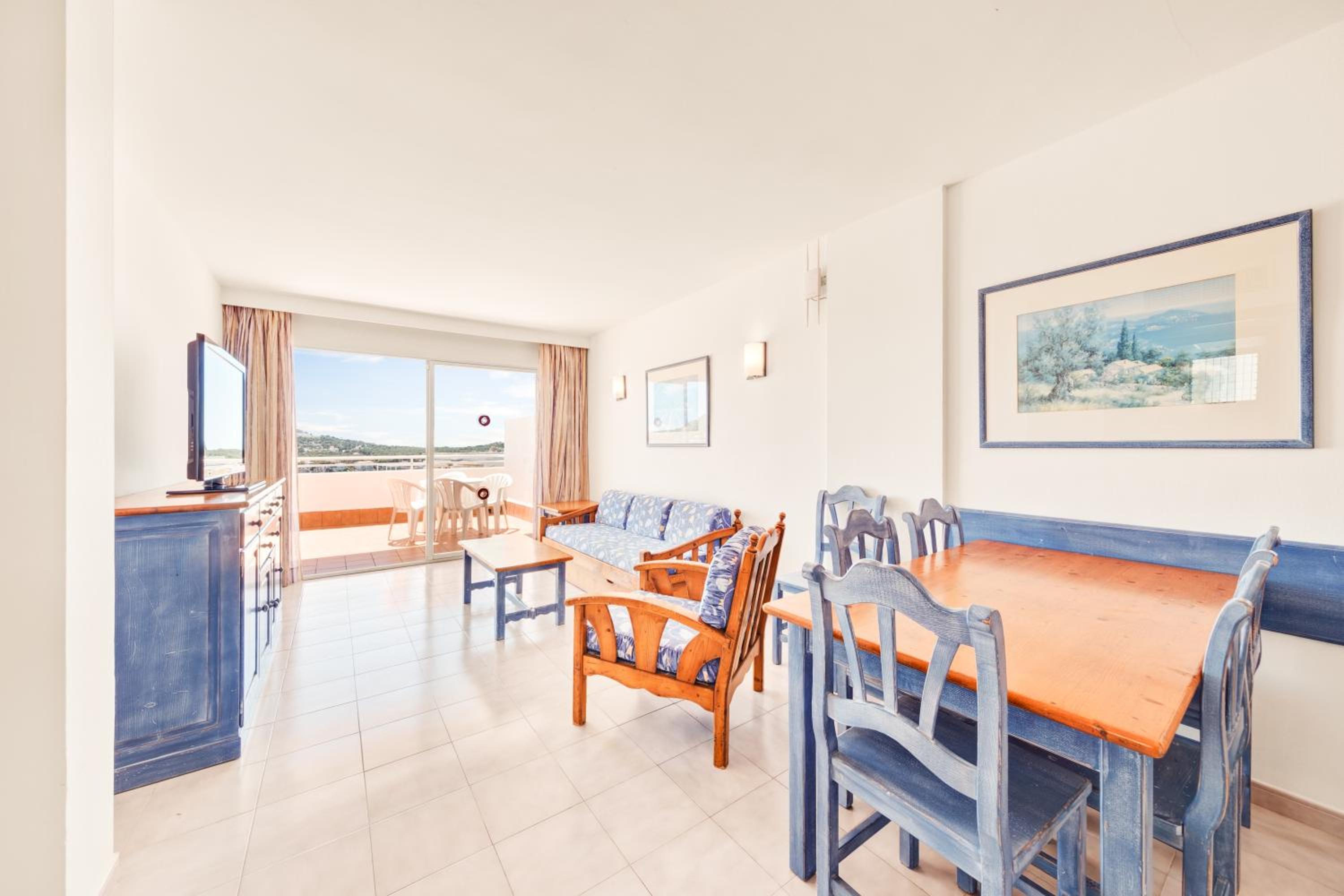 Three-Bedroom Apartment with Sea View photo 3