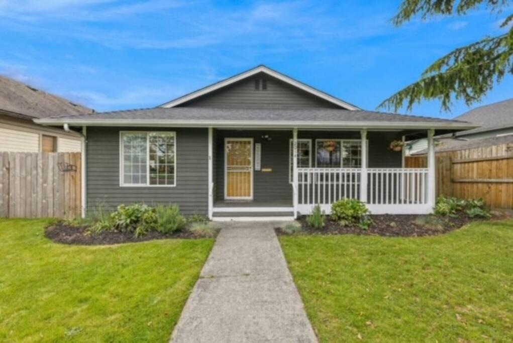 Three-Bedroom House photo 2
