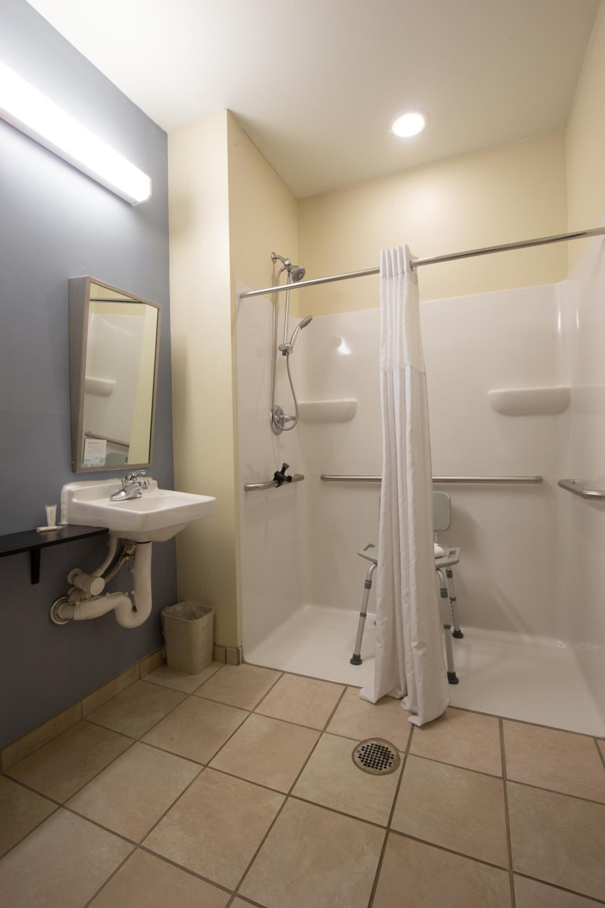 Queen Room with Two Queen Beds - Disability Access/Non-Smoking photo 3